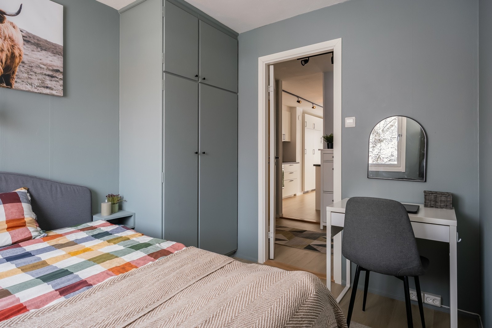 God plass til både kontorpult garderobeskap Galleribilde