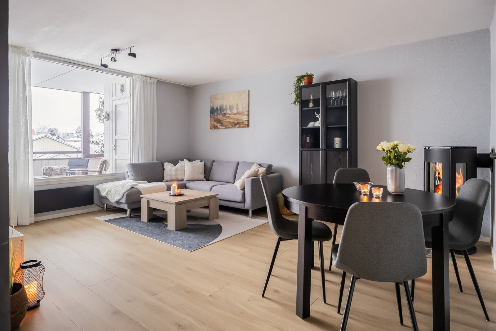 Stuen er meget romslig, med god plass til en stor sofagruppe og spisebord Galleribilde