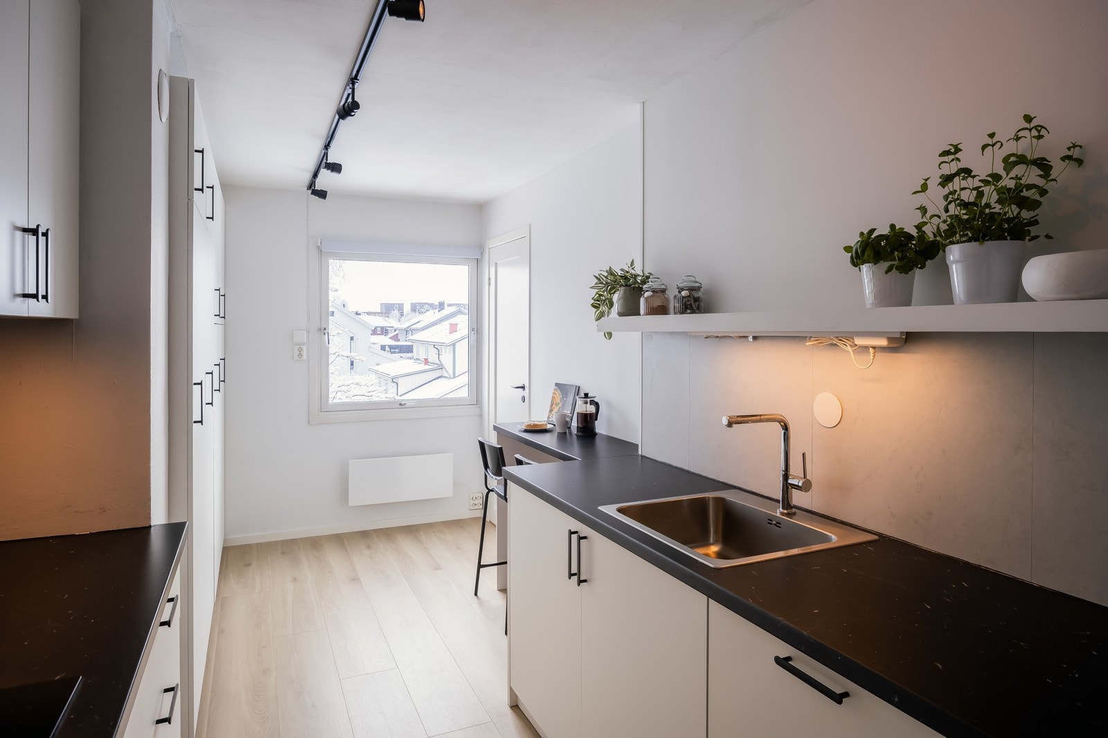 Her har man meget godt med både skap- og benkeplass Galleribilde