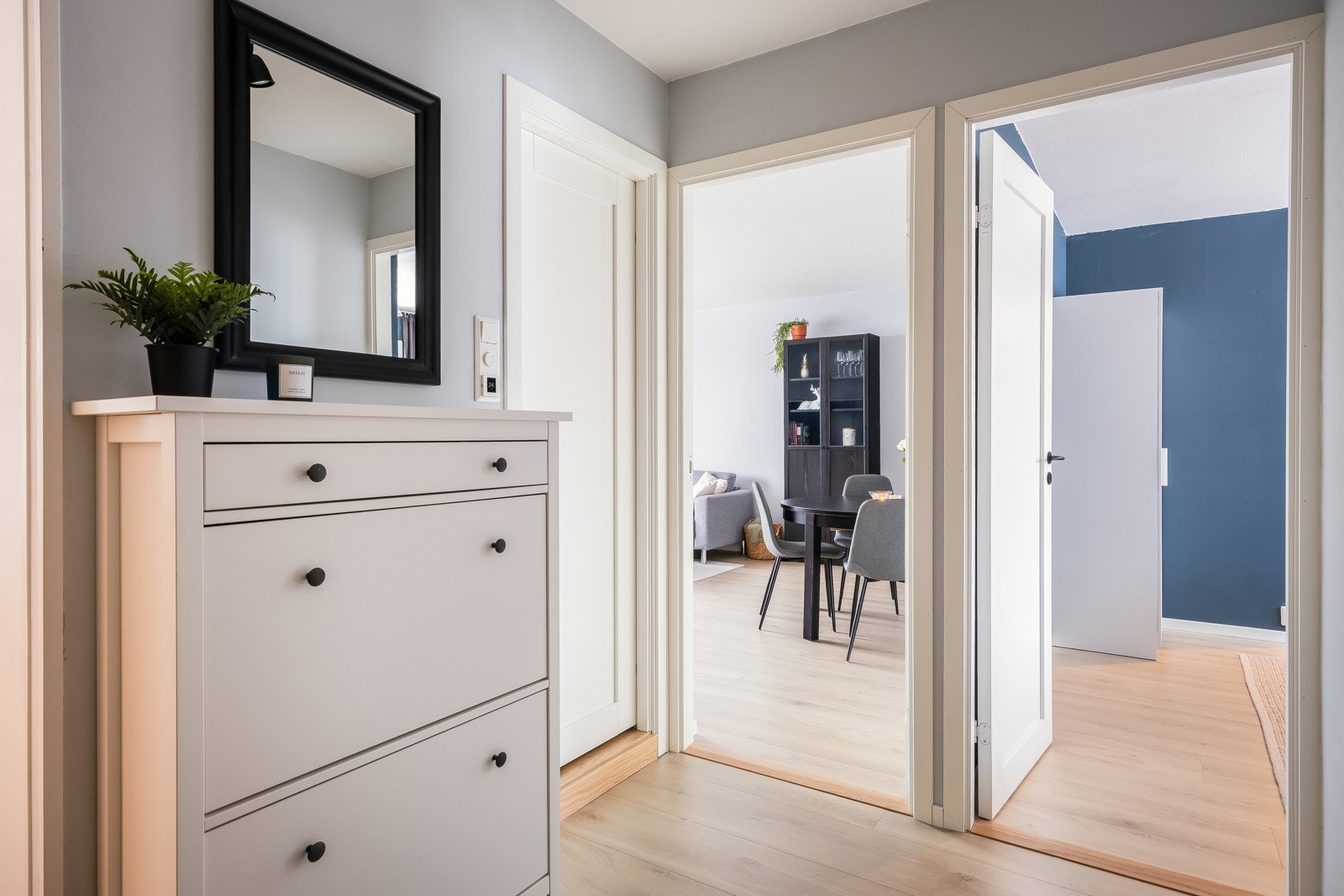 Romslig entré/gang skiller stuen fra kjøkken, bad og soverommene Galleribilde