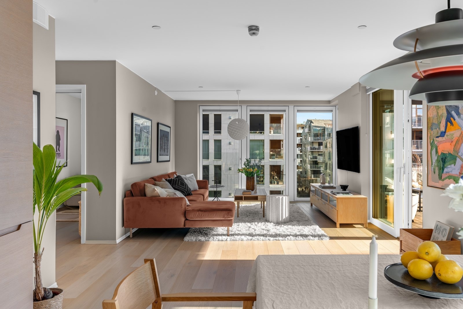 Vinduer fra gulv til tak og elektriske screens Galleribilde