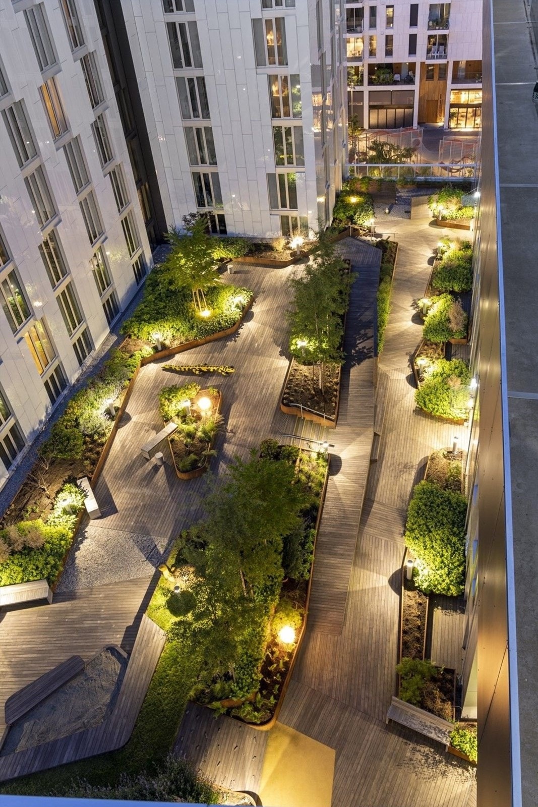 Utsikten mot bakgården fra takterrassen Galleribilde