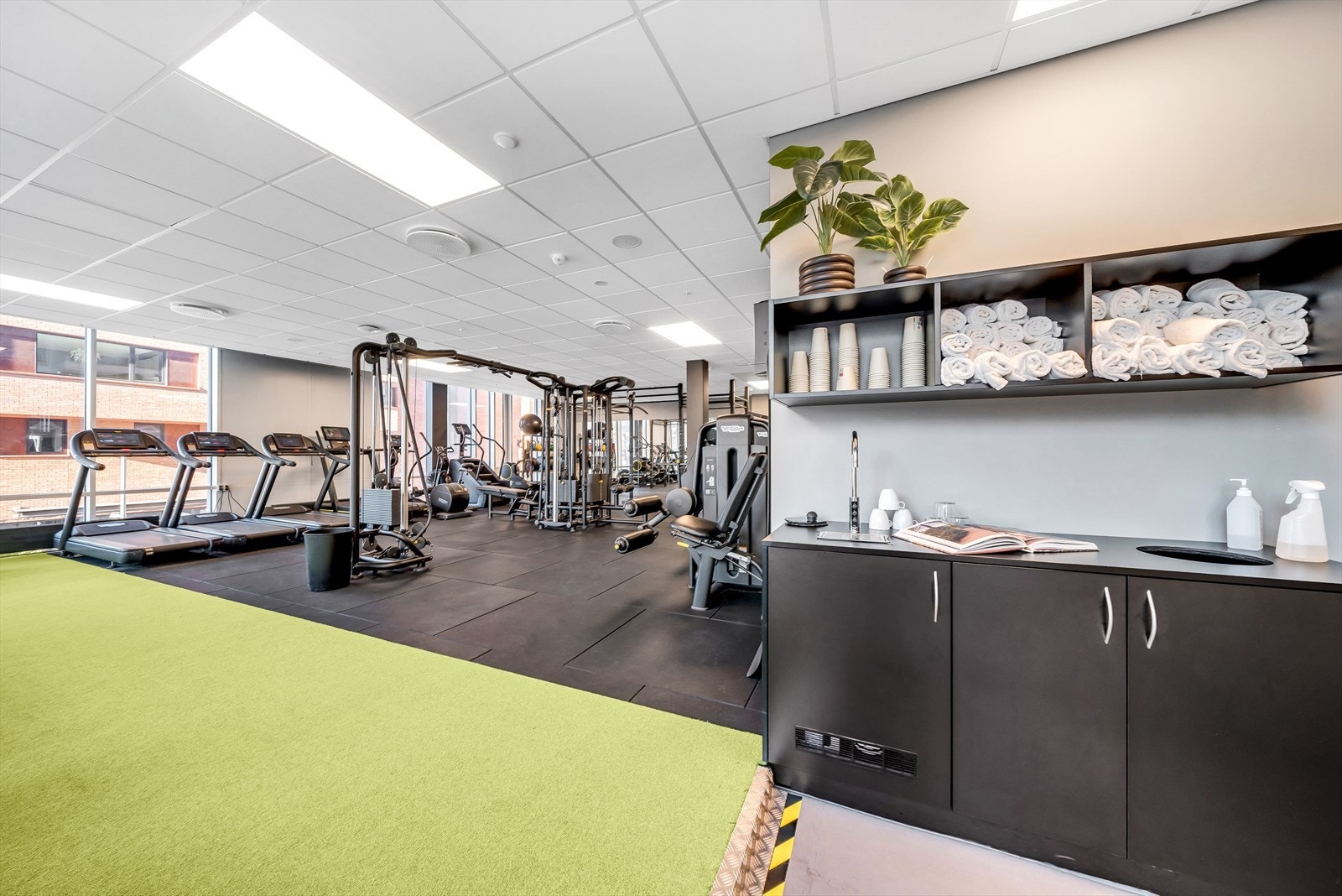 Topputstyrt gym med fantastisk utsikt mot sjøen Galleribilde