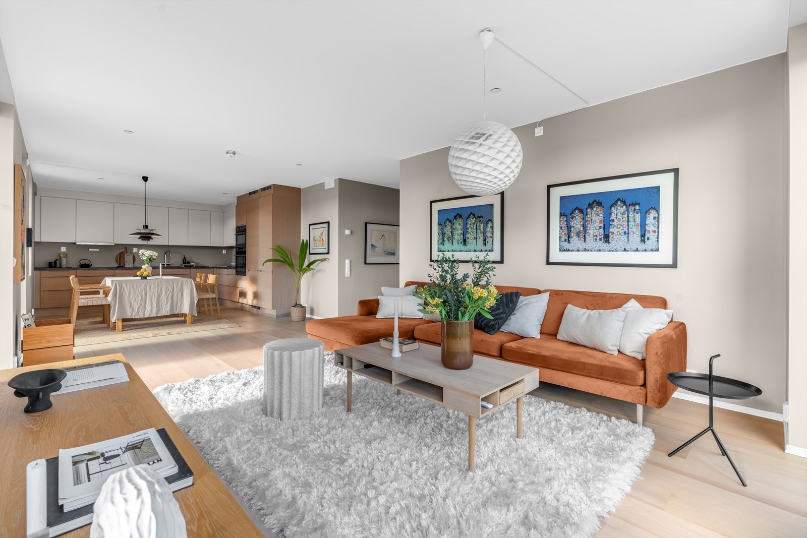 Stor og lys hjørnestue med gode innredningsmuligheter Galleribilde