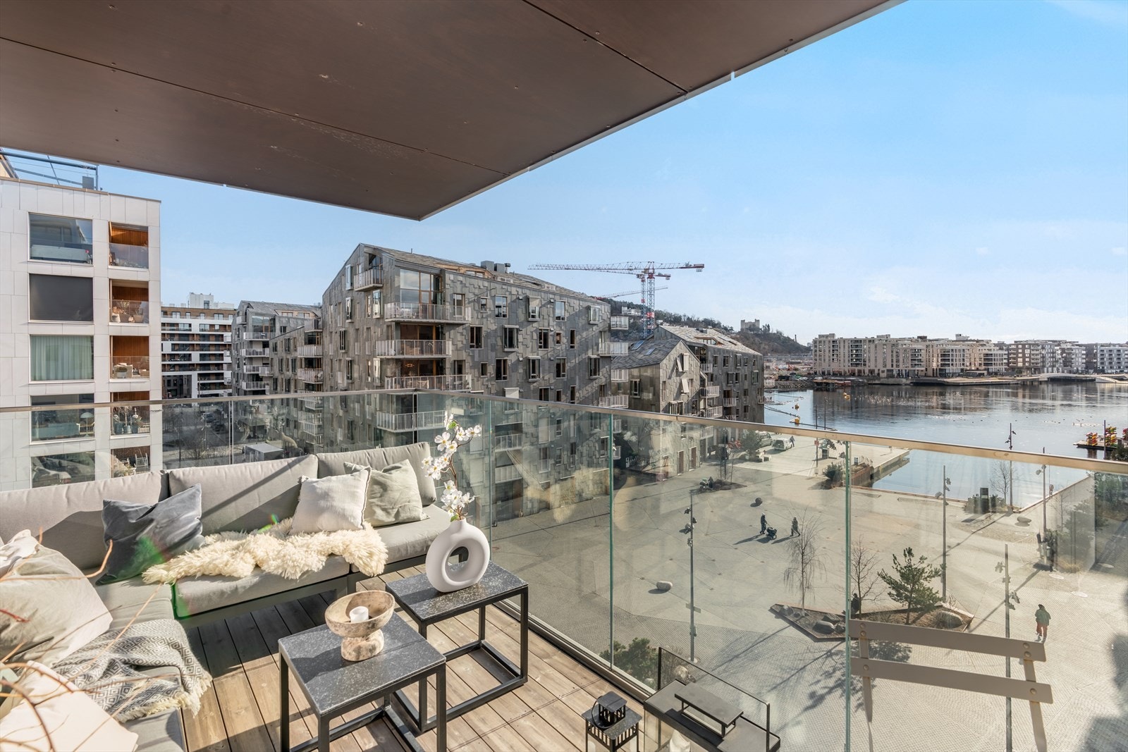 Fantastisk balkong med flott utsyn og god plass til lounge, grill, beplantning og folk Galleribilde