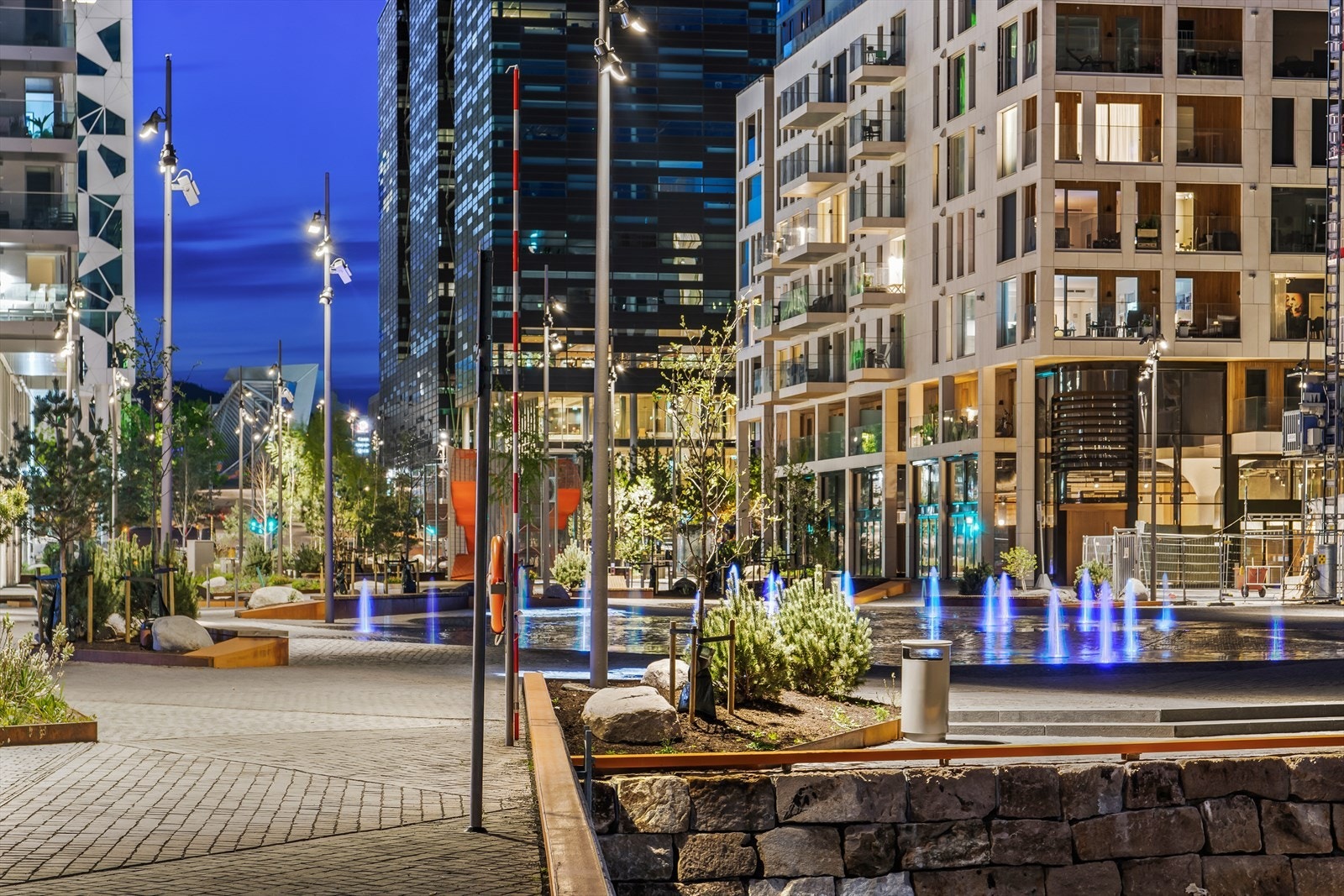 Flotte Stasjonsallmenningen med badebrygge, fontenespill og hyggelige spisesteder Galleribilde