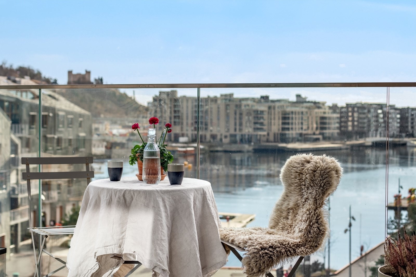 Storslått ustikt mot Oslofjorden og det indre havnebassenget i Bjørvika. Denne må sees! Galleribilde