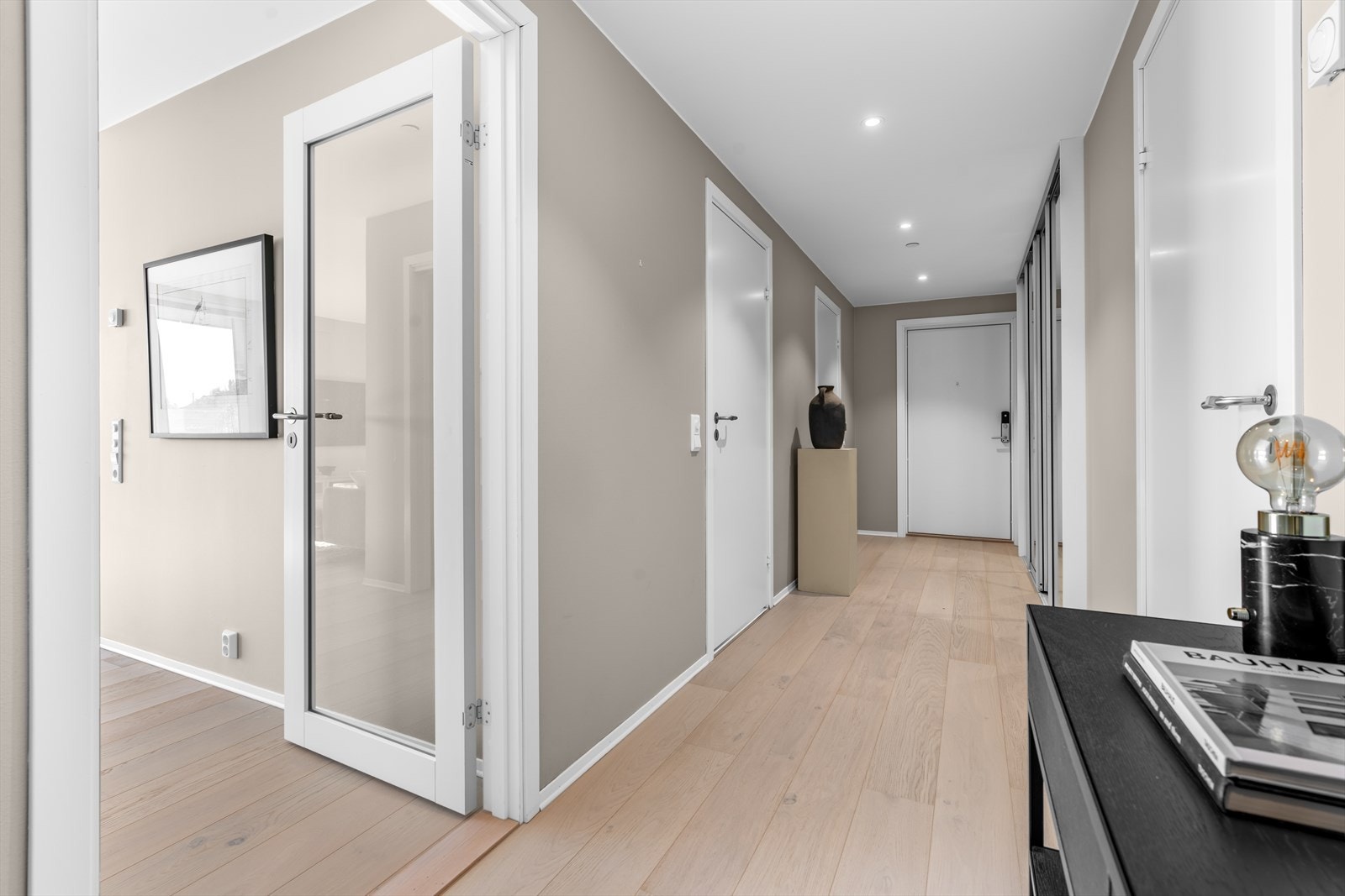 Romslig gang/entré med god plass til å henge fra seg Galleribilde