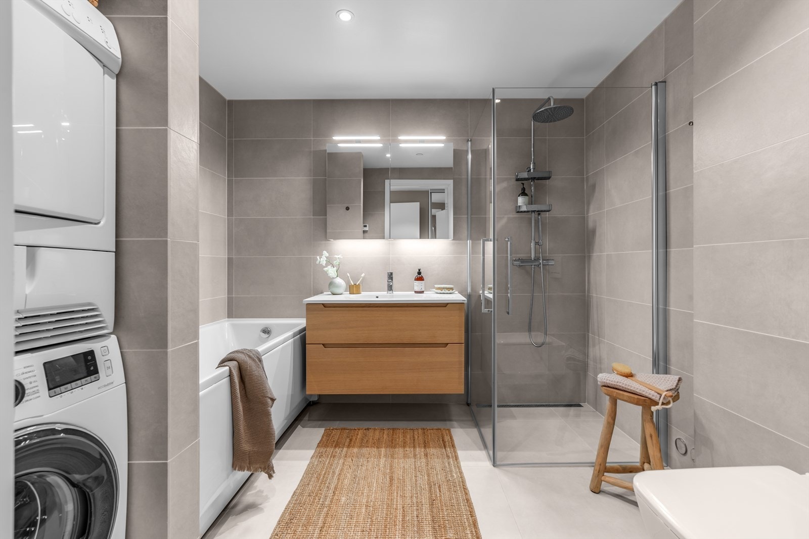 Delikat og innbydende bad en suite fra hovedsoverom med dusj, badekar, vaskesøyle, veghengt klosett og servant med under- og overskap Galleribilde