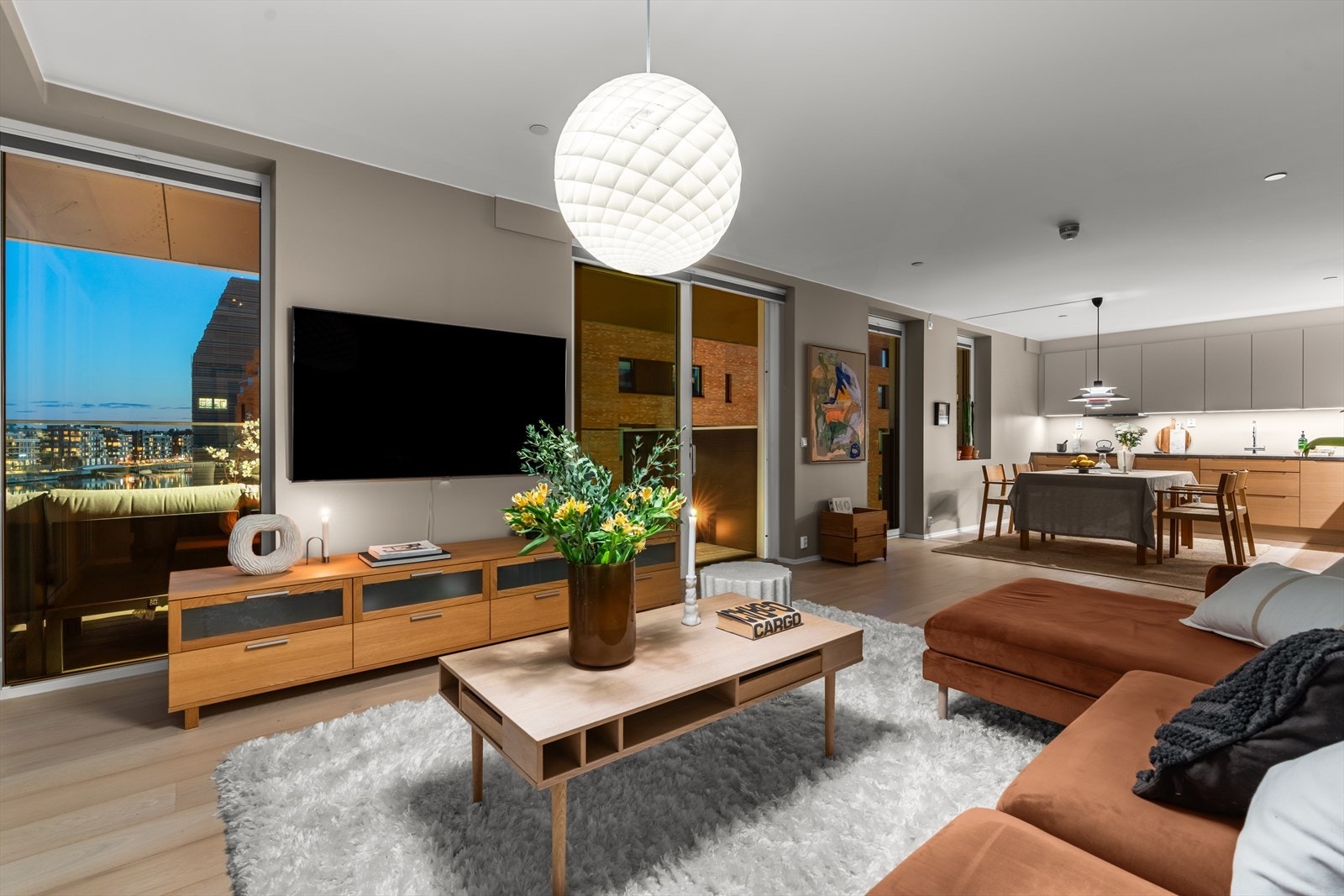 Svært god plass i stuen. Gode møbleringsmuligheter Galleribilde