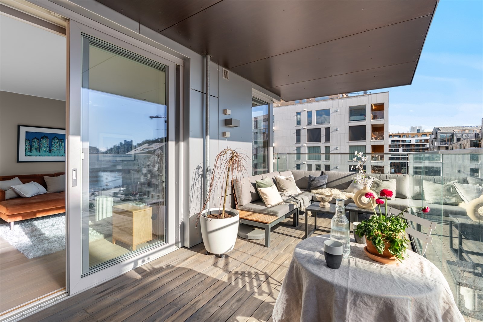 Balkongen er overbygget og fungerer som en fin forlengelse av stuen Galleribilde