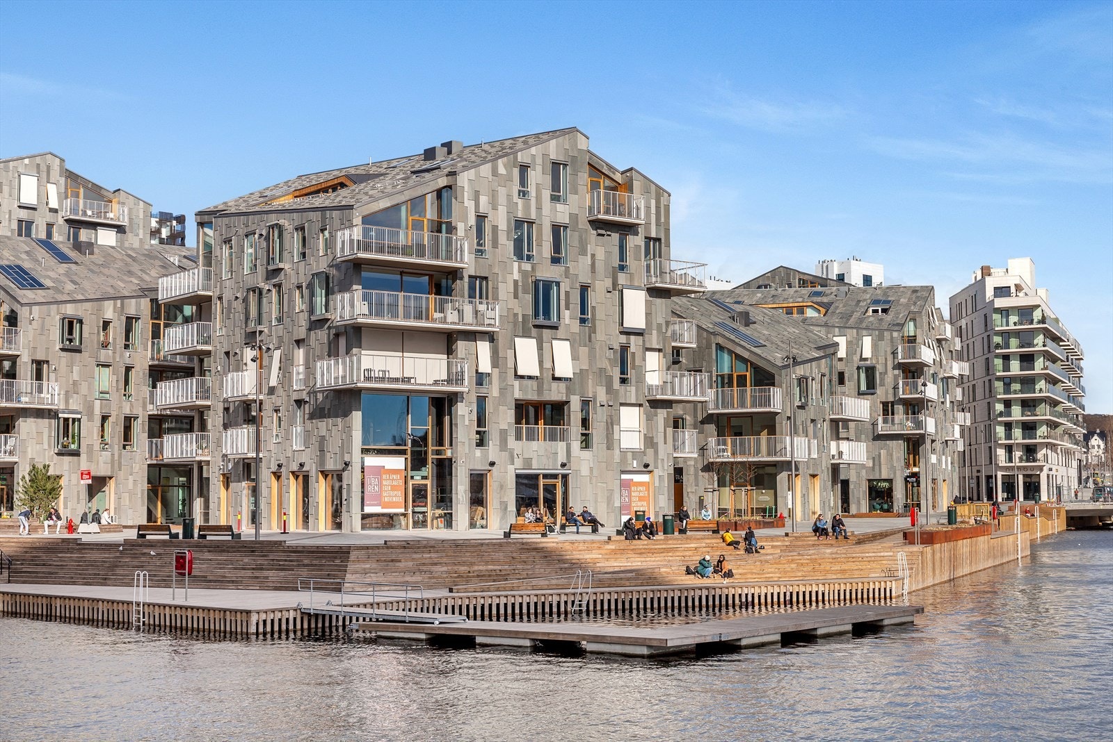 Flere gode bademuligheter i umiddelbar nærhet med badebrygge rett utenfor, Operastranda, Sørenga m.m. Galleribilde