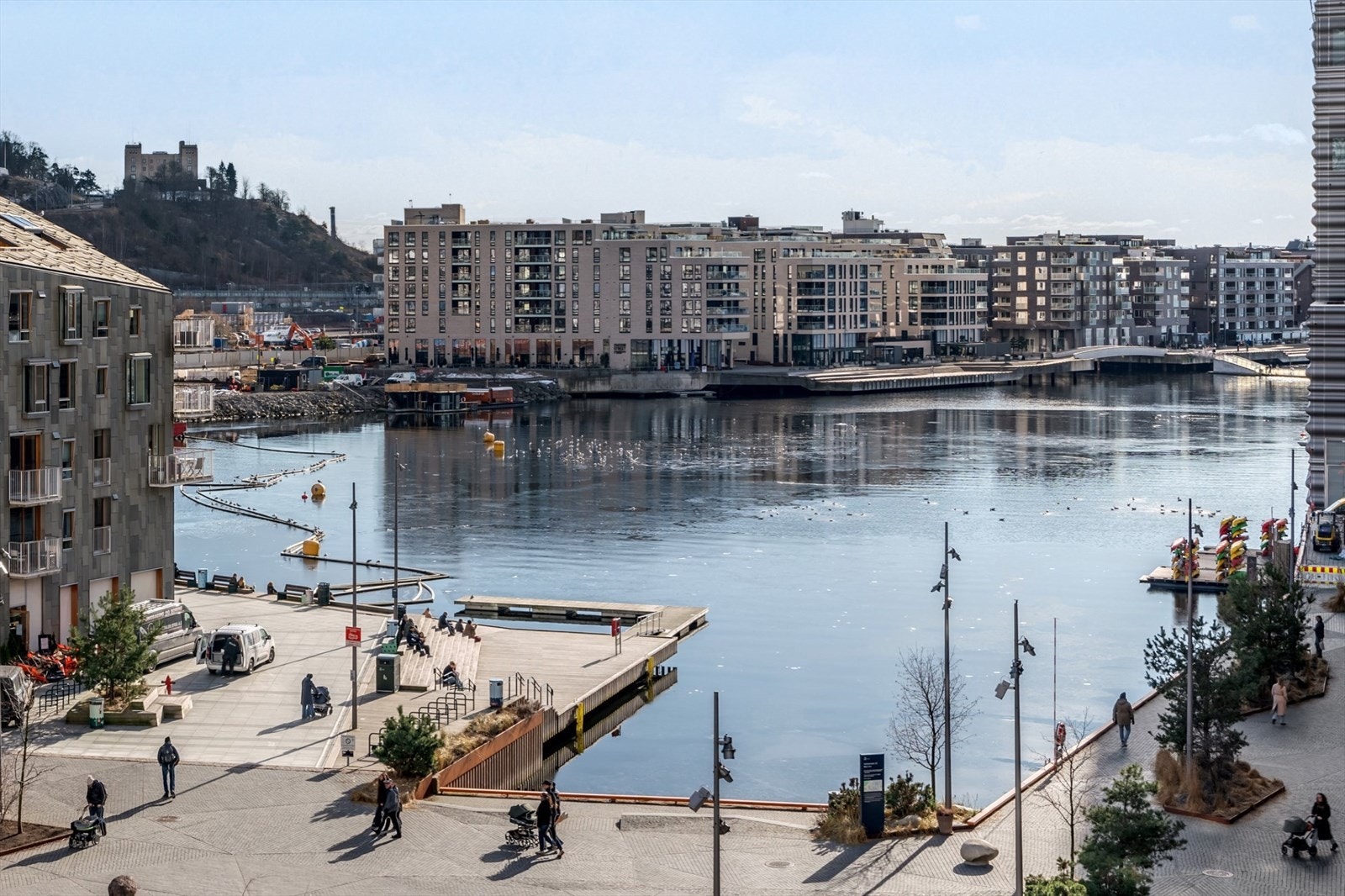 Leiligheten har en overlegen beliggenhet med fantastisk utsikt over det indre havnebassenget i Bjørvika. Her har man har sol fra morgen til kveld om sommeren Galleribilde
