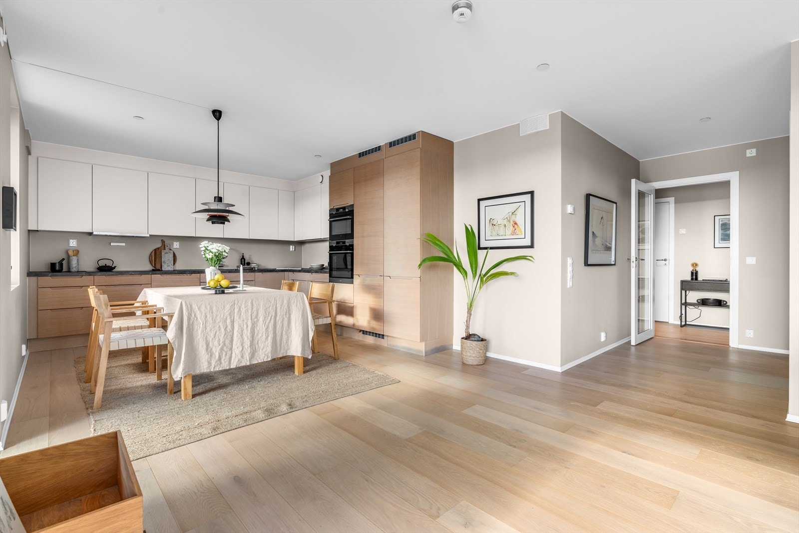 Lys og luftig stue med meget god romfølelse Galleribilde