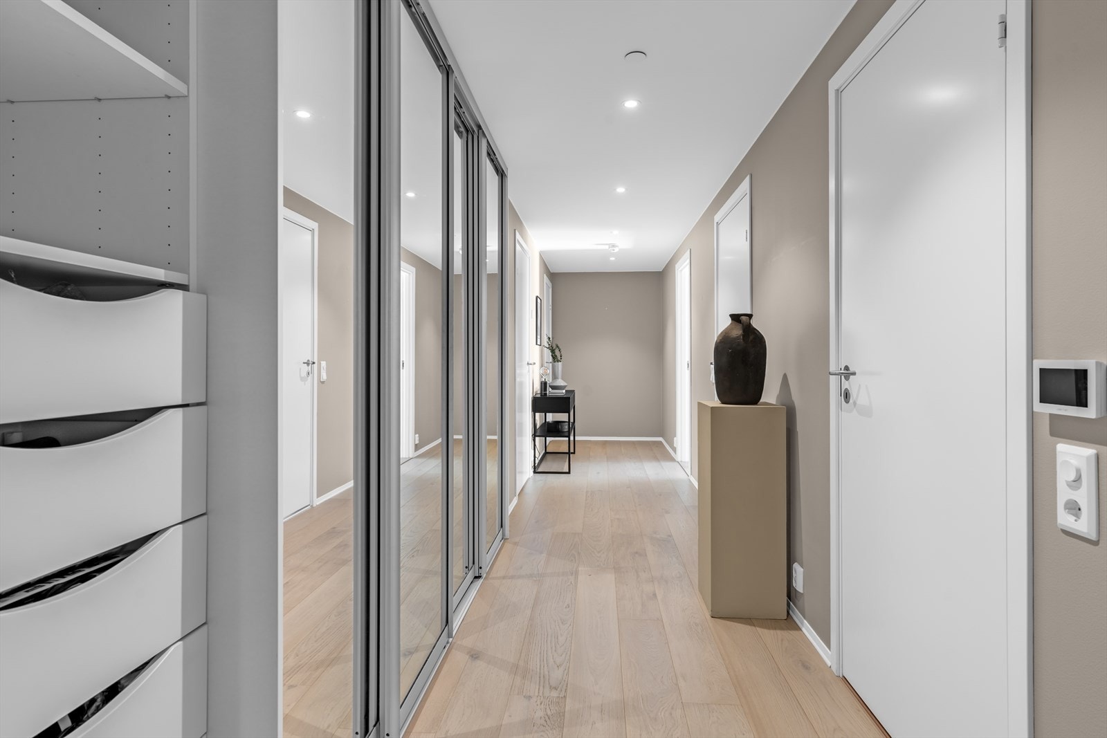 Stor skyvedørsgarderobe med speilfront. Videocalling anlegg Galleribilde