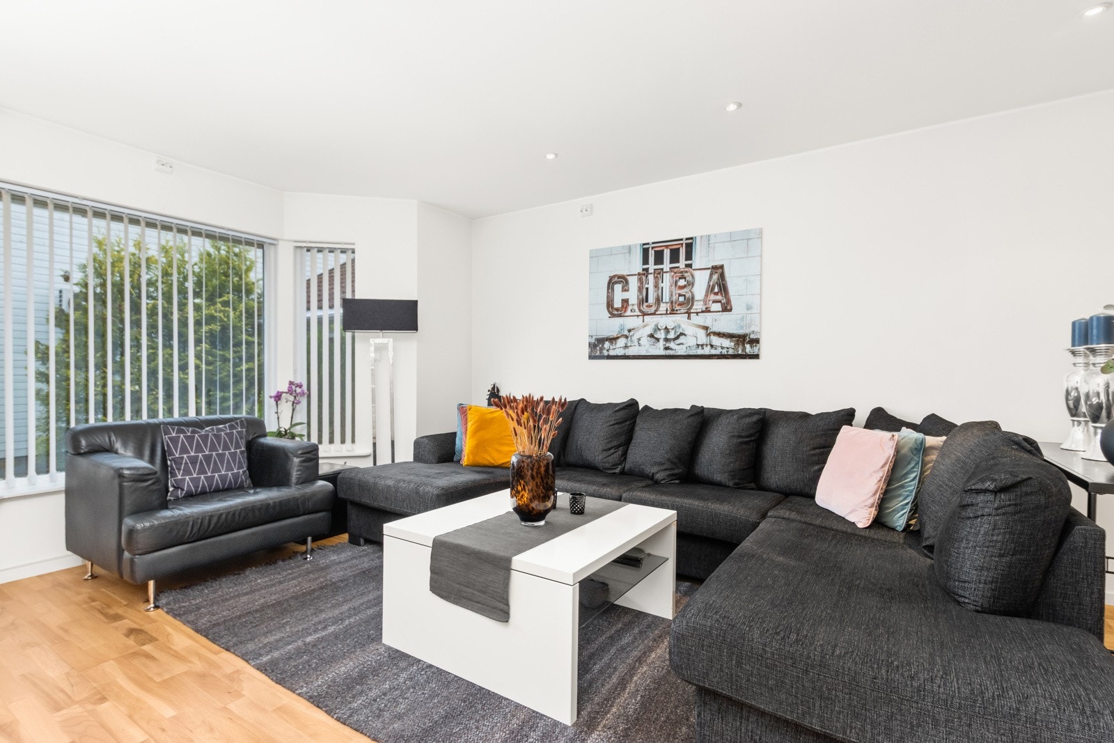 1. etasje inneholder entrè, stue/spisestue, kjøkken, bad og 2 soverom. Galleribilde