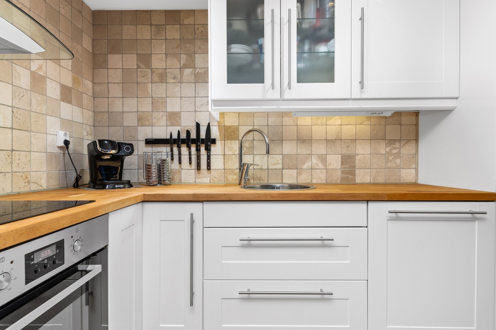 Integrerte hvitevarer medfølger: komfyr/platetopp, oppvaskmaskin og kombi kjøl/fryseskap. Galleribilde