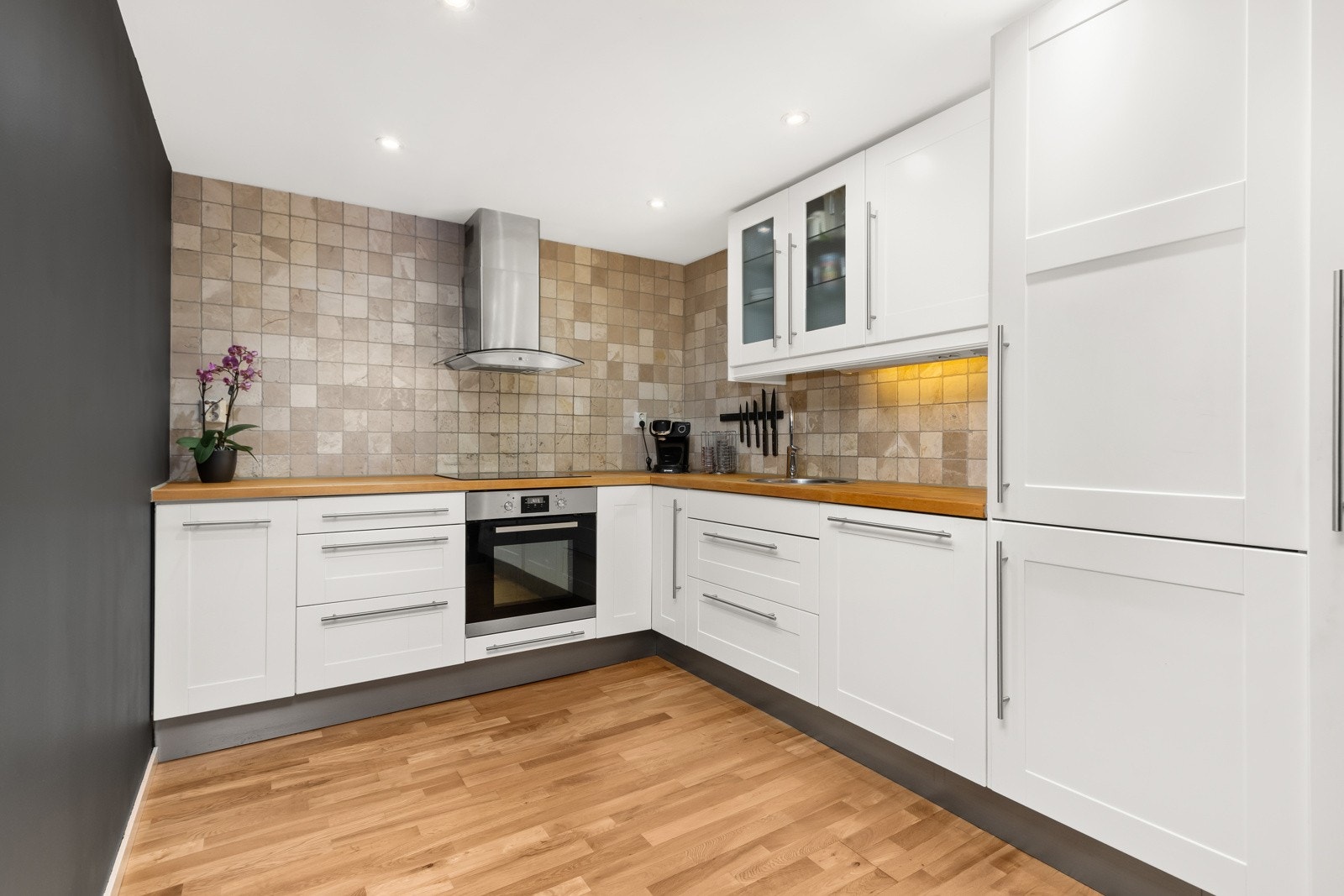 Innbydende kjøkken på 9m², adskilt fra stue / spisestue. Galleribilde