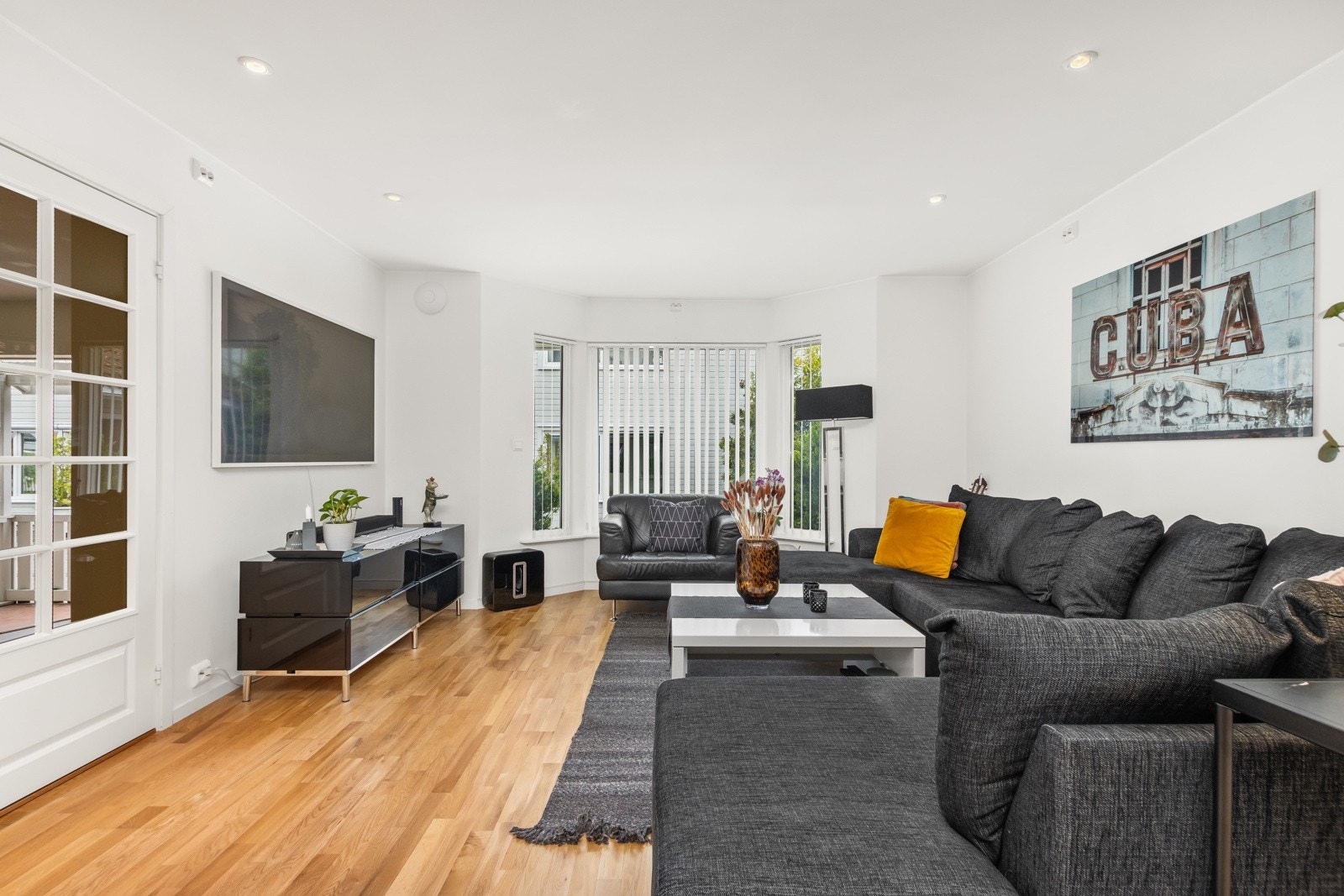 Leiligheten ble ombygd og renovert så sent som i 2012 og fremstår meget pent brukt. Galleribilde