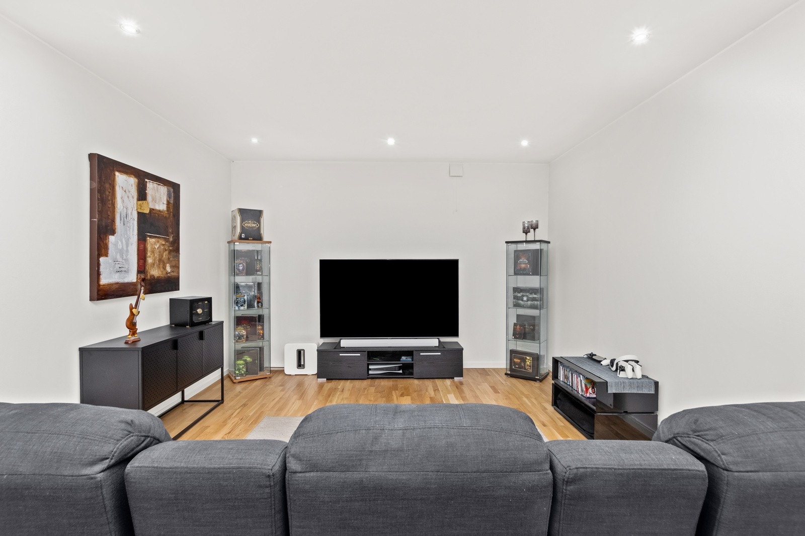 Stort innredet kjeller-rom på hele 44m² med svært høy bruksverdi (ikke godkjent som rom for varig opphold). Galleribilde