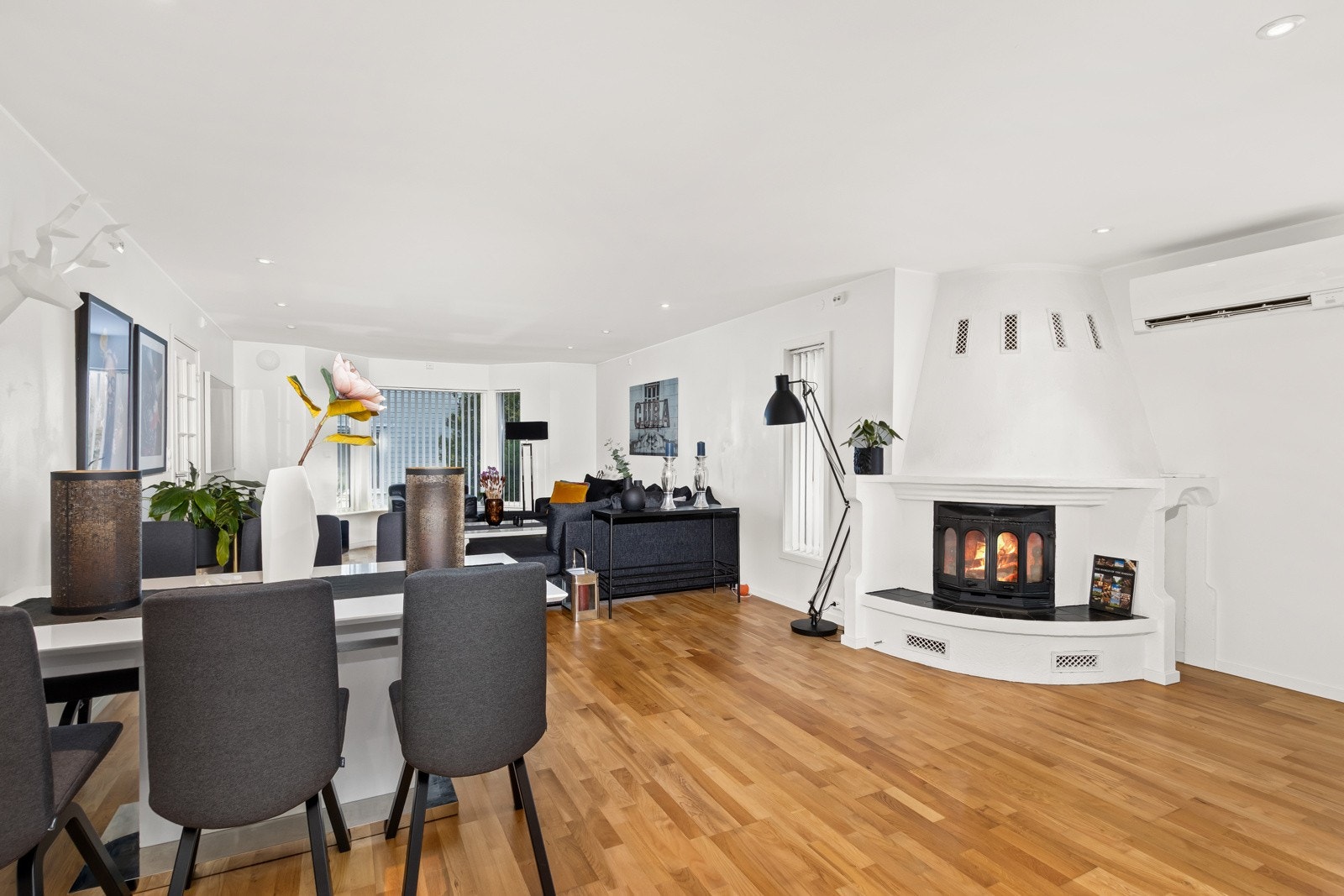 Velkommen til Jernbanegata 23A og en romslig, innholdsrik selveierleilighet på hele 223m² totalt bruksareal. Galleribilde