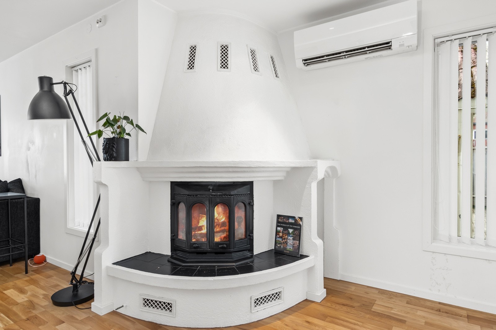 Vedfyring (peis) og luft til luft varmepumpe. Galleribilde