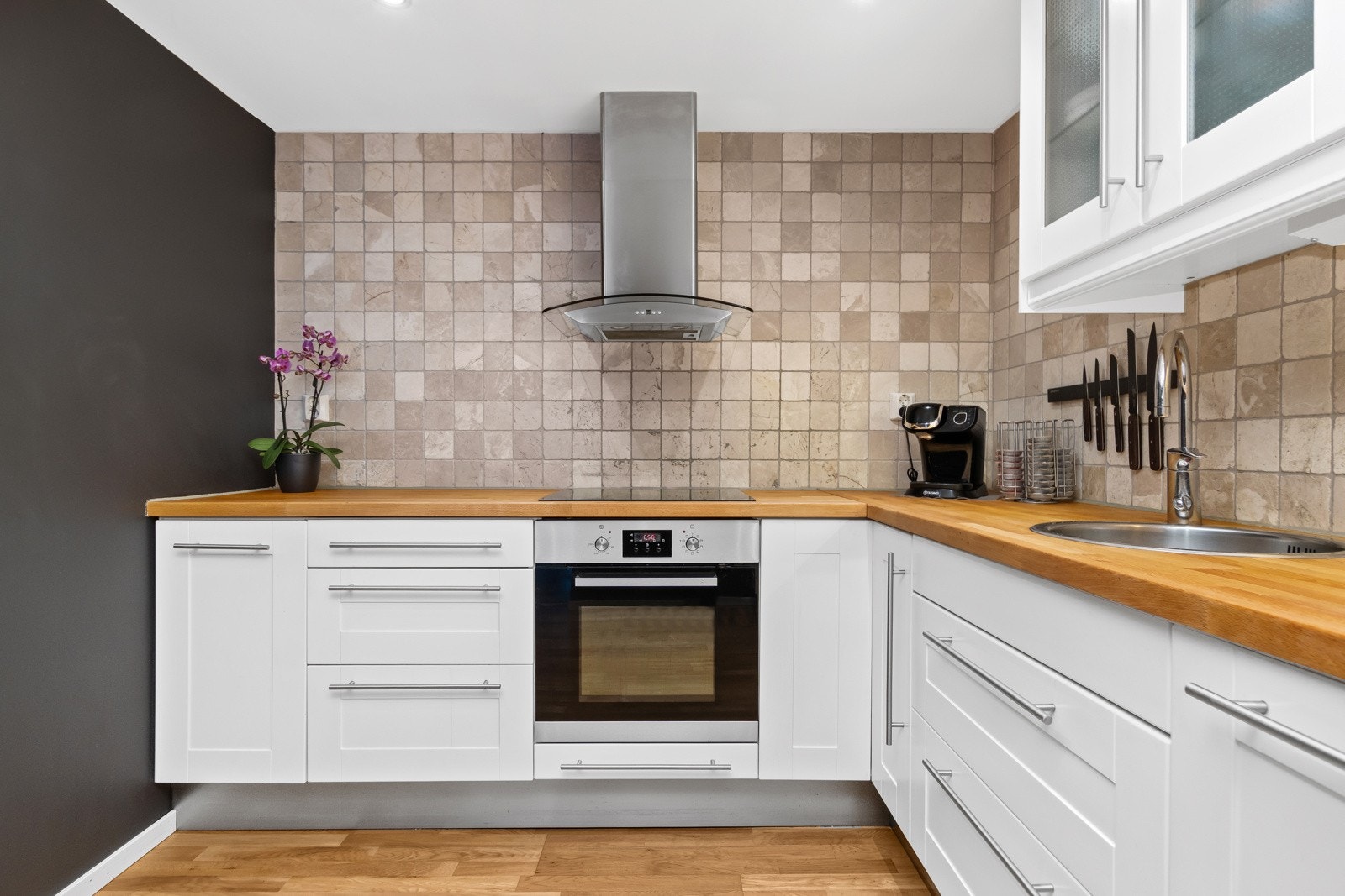 God skap- og benkeplass. Flis mellom over/underskap og eik benkeplate. Galleribilde