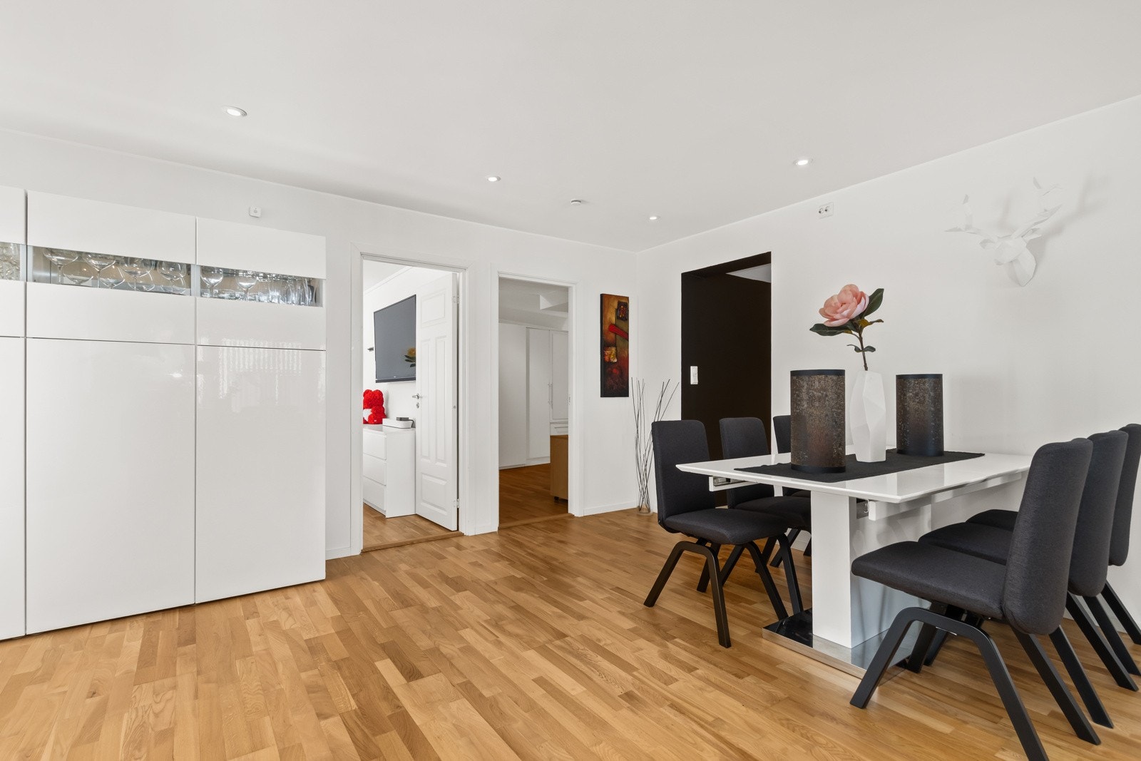 Det er parkettgulv på alle oppholdsrom foruten badet. Galleribilde