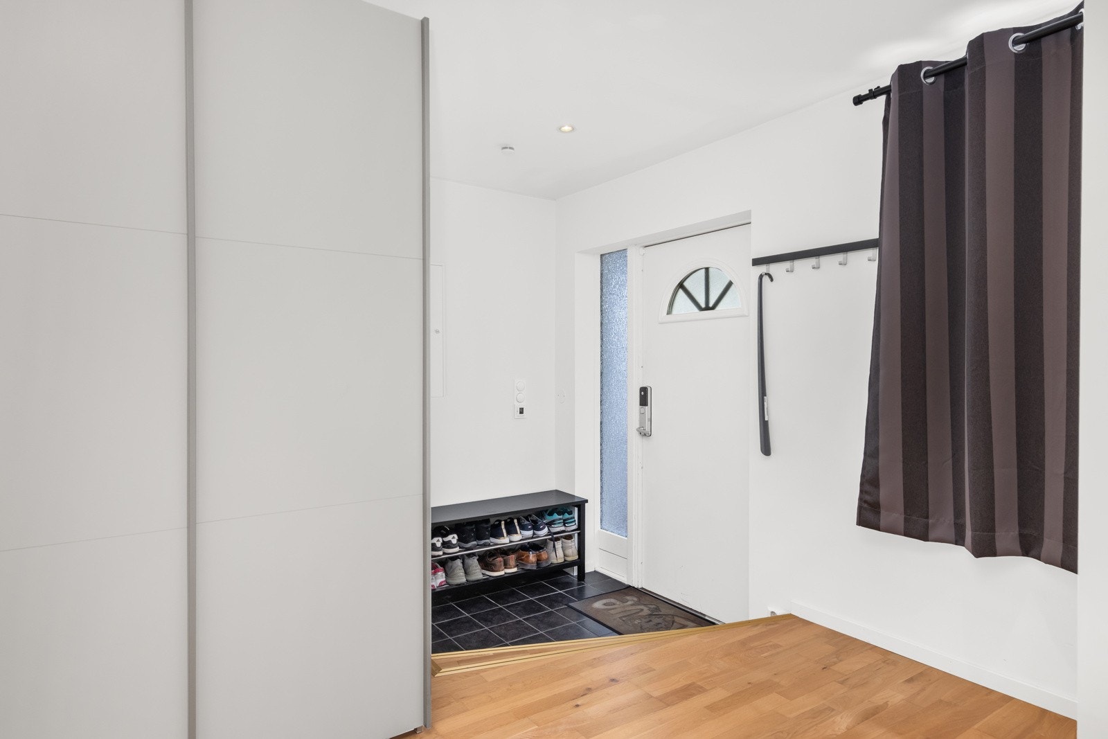 Skyvedørsgarderobe i gang medfølger i handelen. Galleribilde