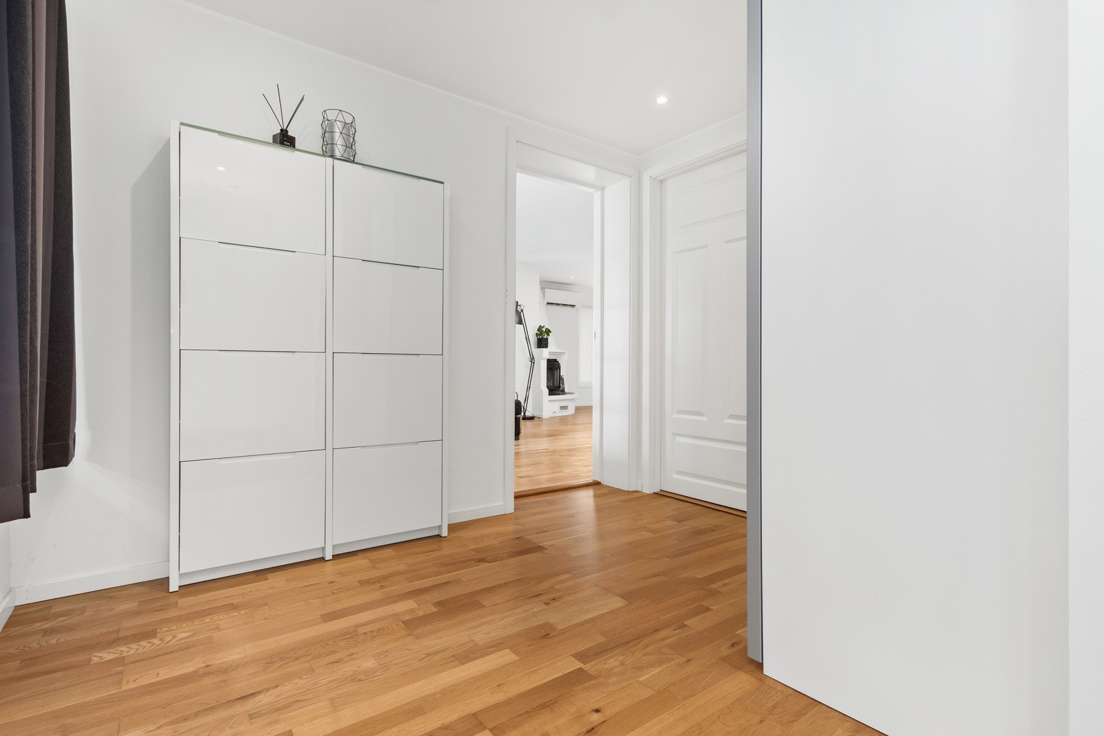 Romslig inngangsparti/gang, med videre adkomst til stue/spisestue, bad og trapp til kjeller. Galleribilde