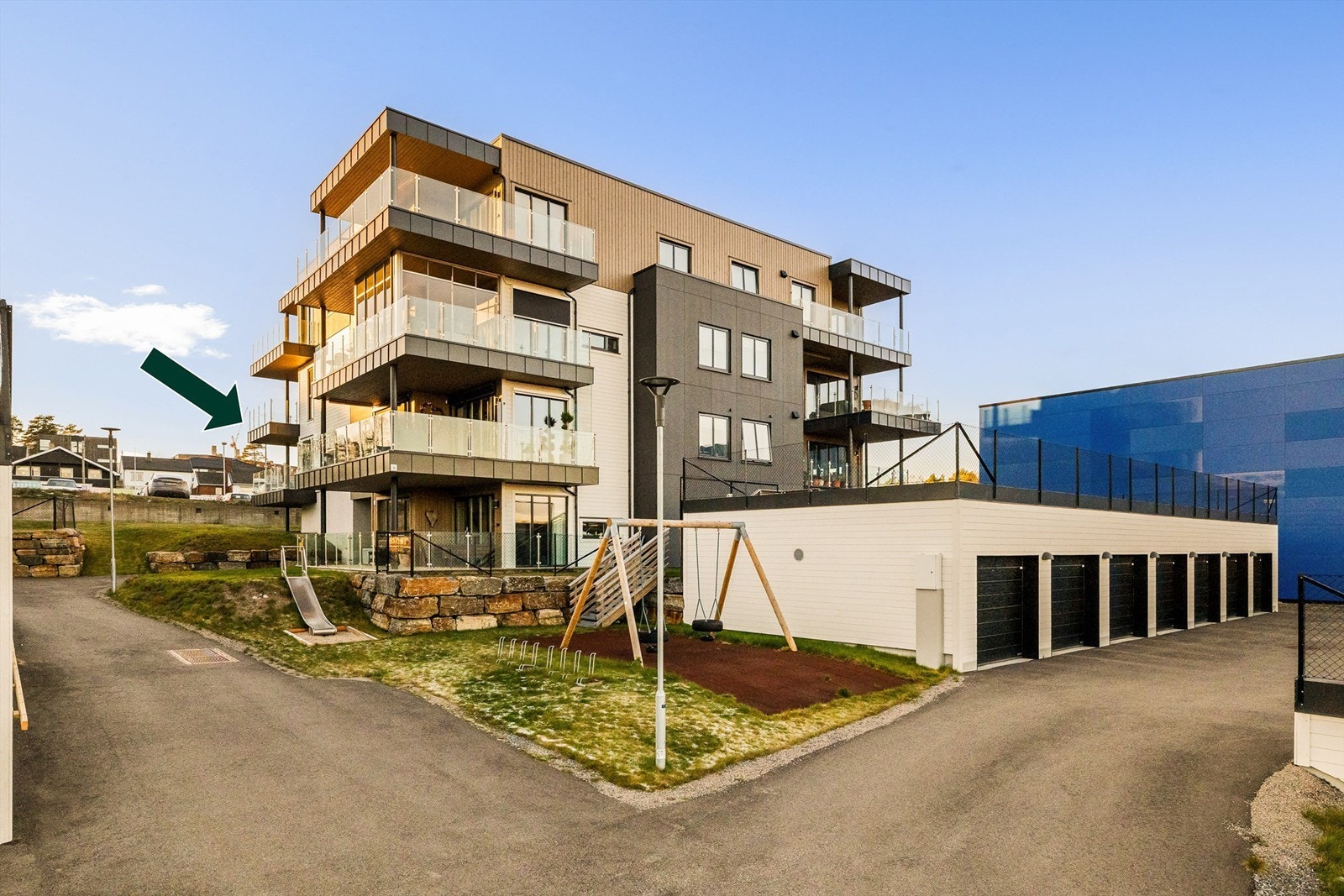 Bygget ble ferdigstilt i 2023 og fellesområdene er pent opparbeidet. Egen garasjeplass i rekke følger med leiligheten. Galleribilde