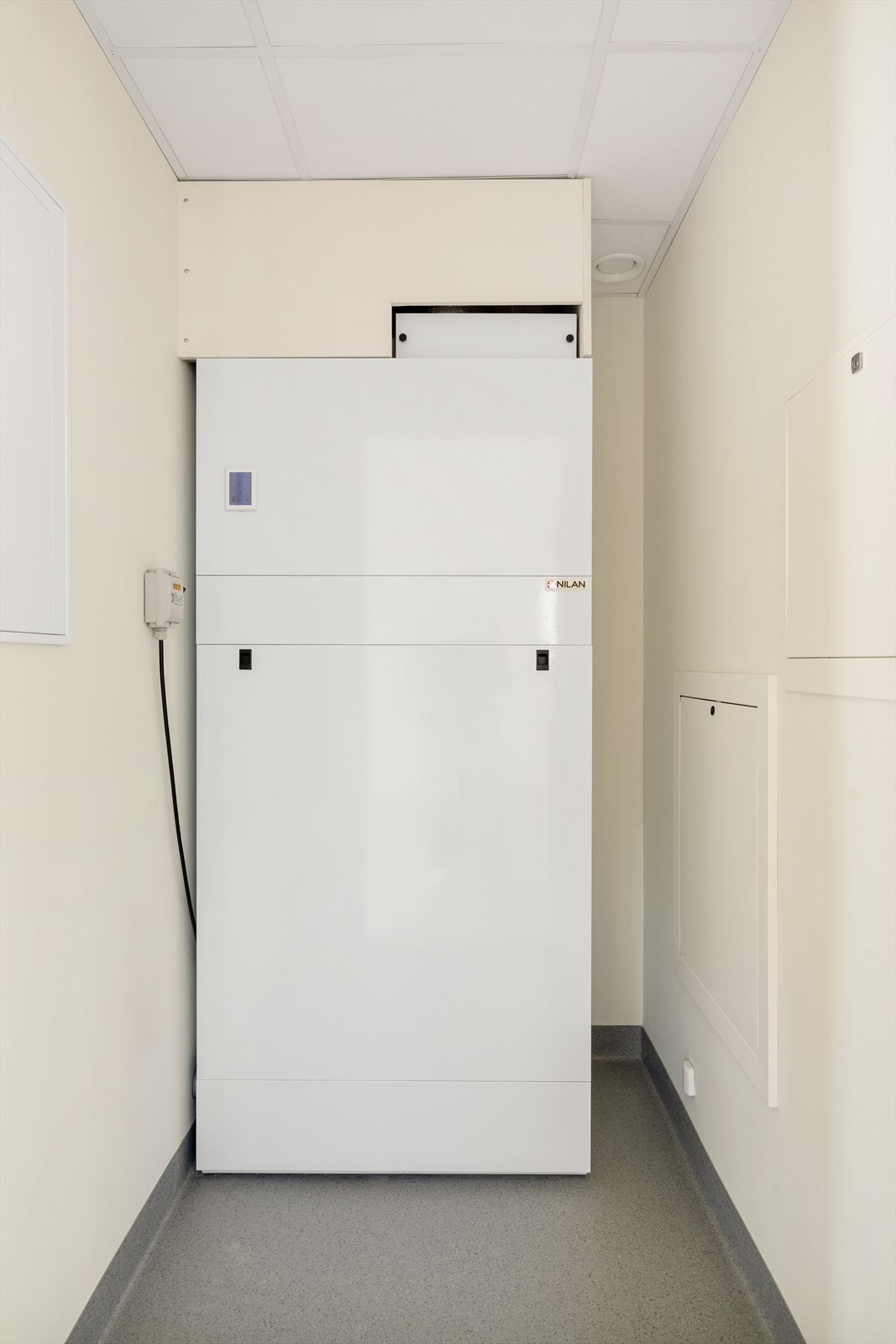 Teknisk rom med styringsenhet for bl.a. ventilasjon med varmegjenvinning. Galleribilde