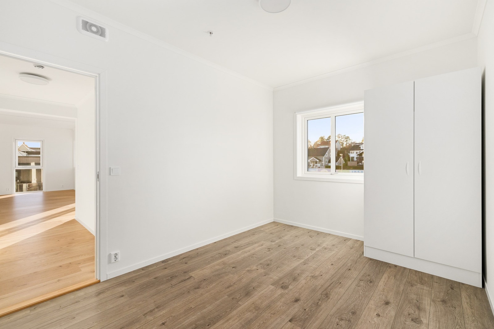 Leiligheten har to soverom, her er hovedsoverommet. Galleribilde