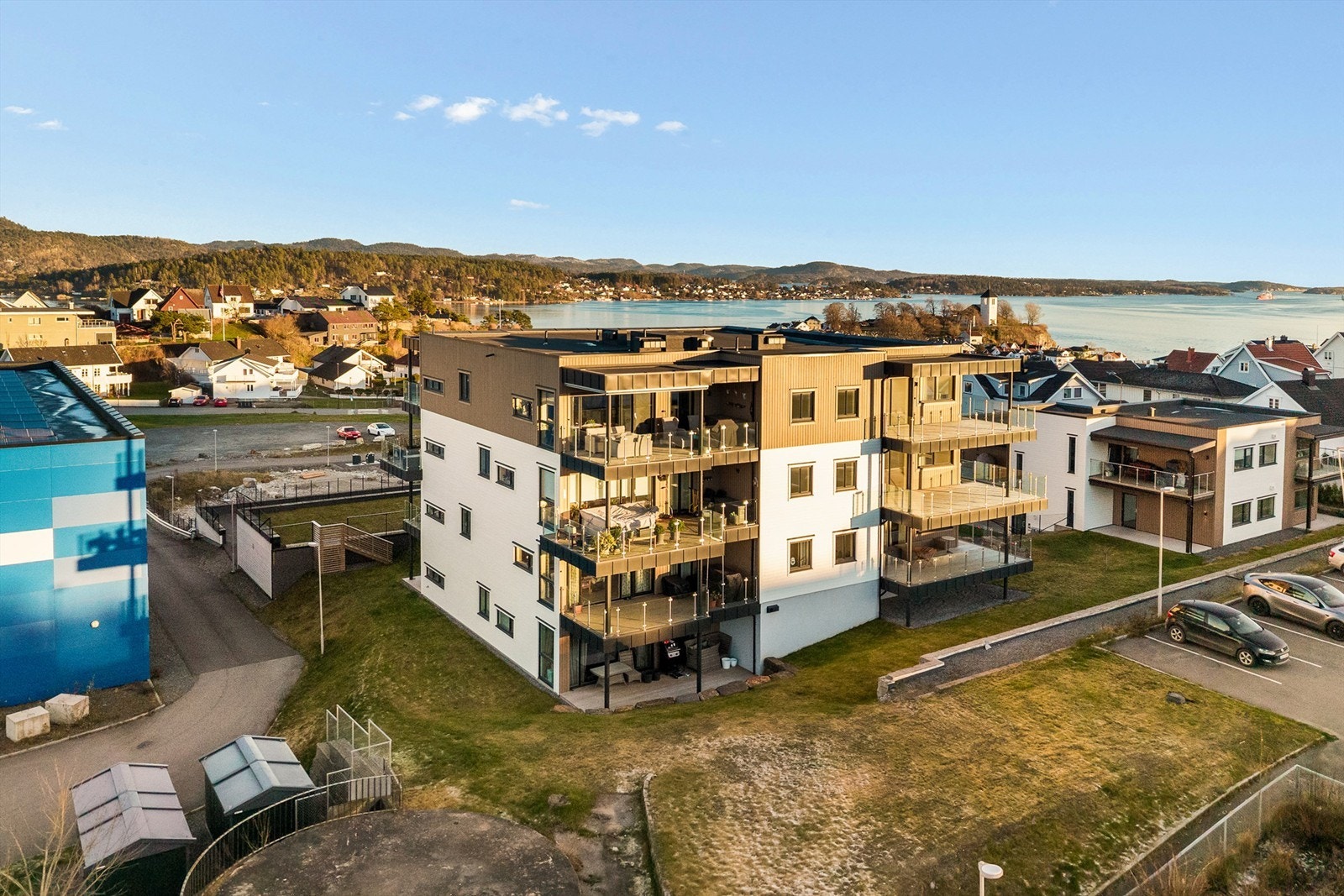 Fin beliggenhet på den gamle skoletomta i Brevik med kort gangavstand til både matbutikk, bussholdeplass, tuftepark, sjøen og turområder. Galleribilde