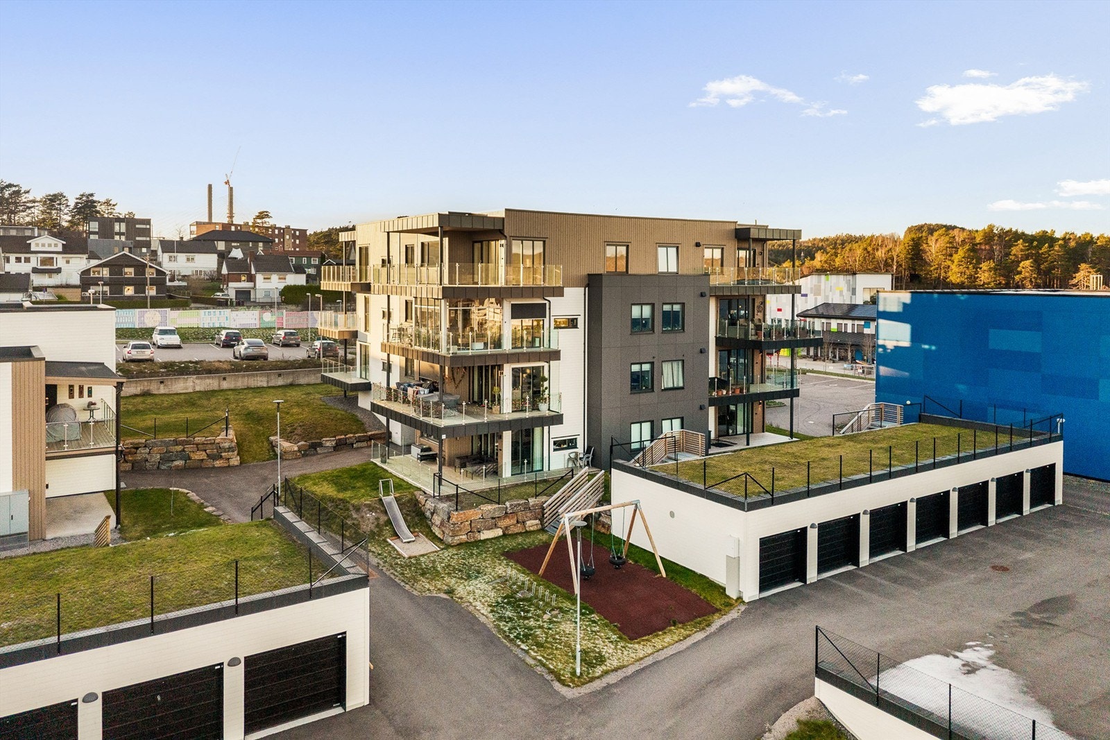 Eiertomt på 4501 kvm som tilhører borettslaget. Tomten er pent opparbeidet med plenarealer, asfalterte internveier og husker og lekestativ. Felles avfallssystem i bakken. Galleribilde