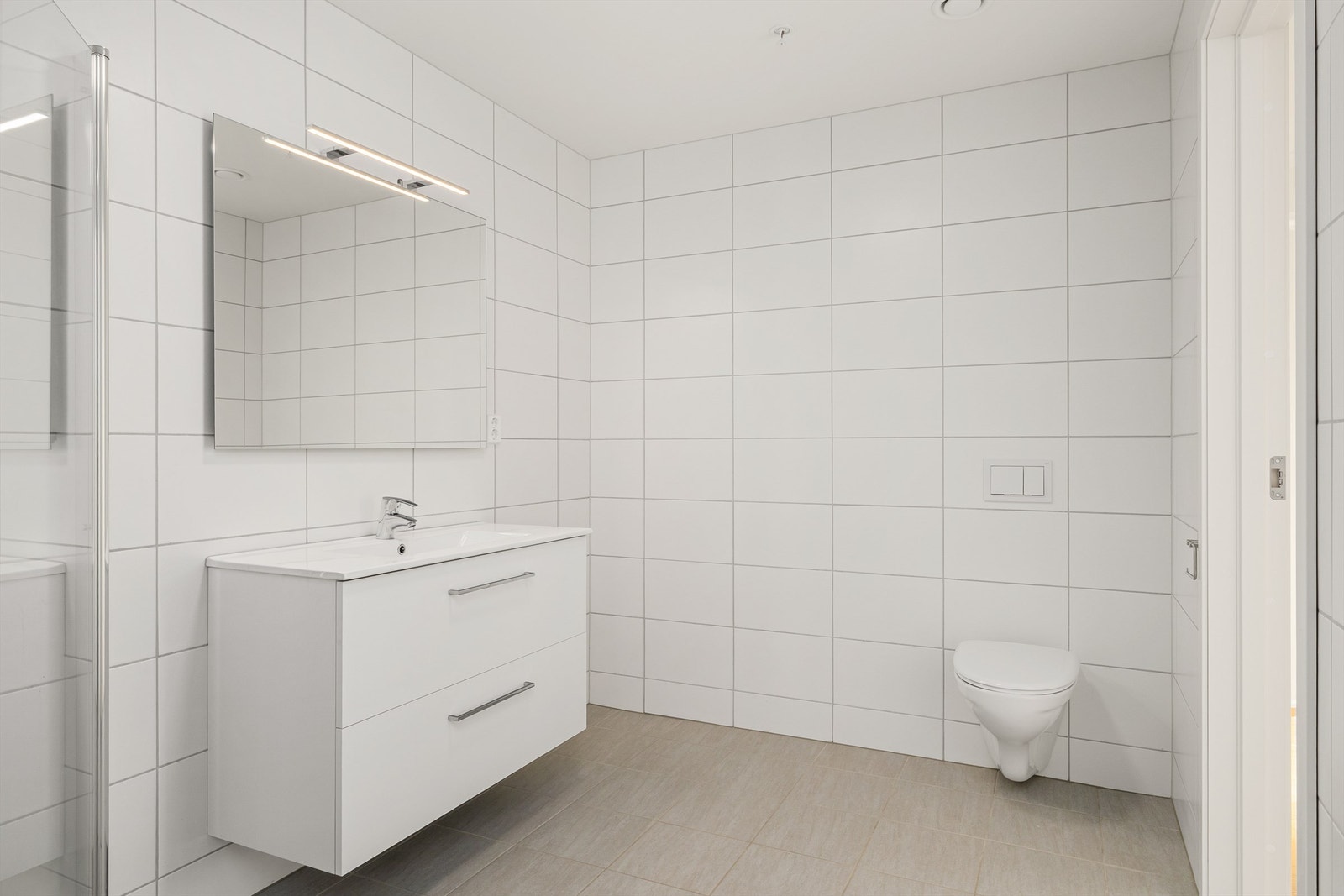 Stort bad med fliser og varmekabler. Galleribilde