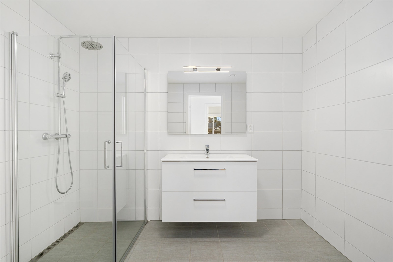 Stor dusj med innadslående glassdører. Galleribilde