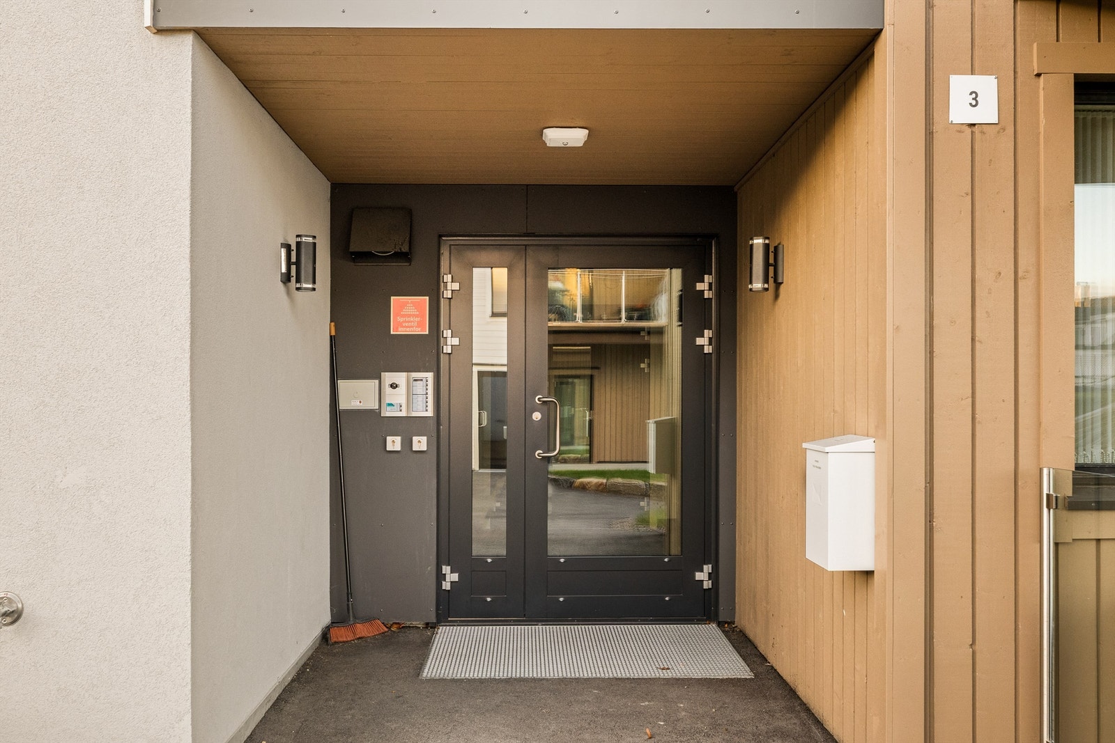 Inngangsparti med dørcalling og heis. Galleribilde