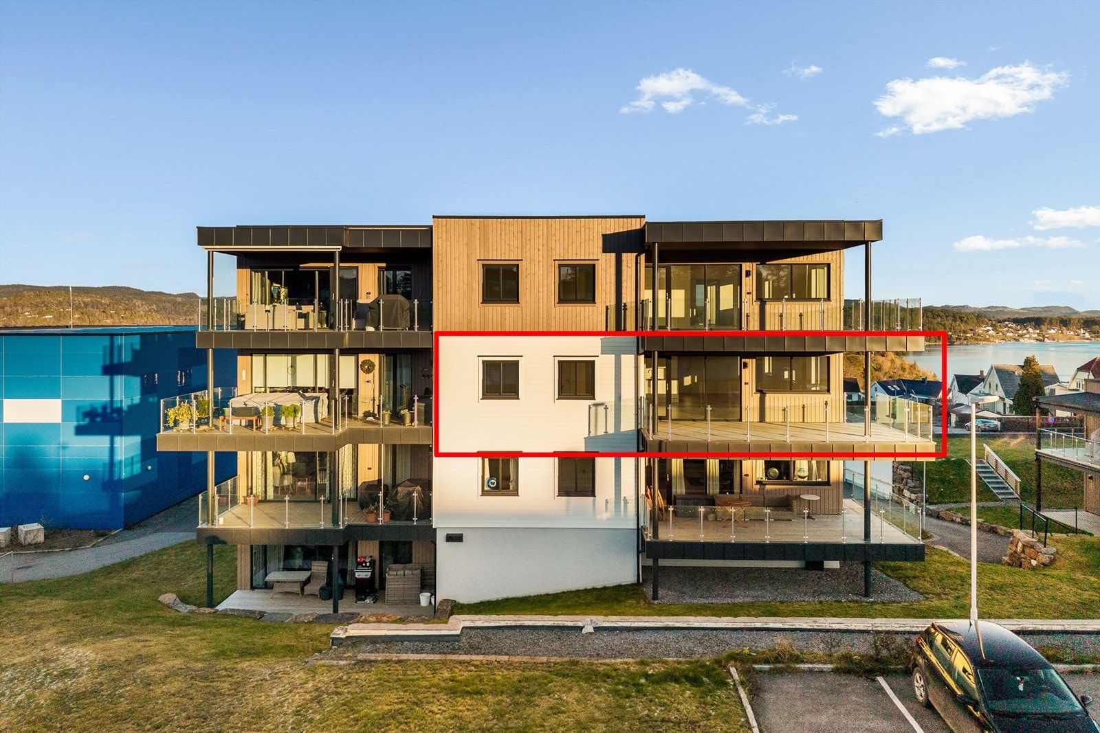 Balkongen går rundt hjørnet på bygget for optimale sol -og utsiktsforhold. Galleribilde