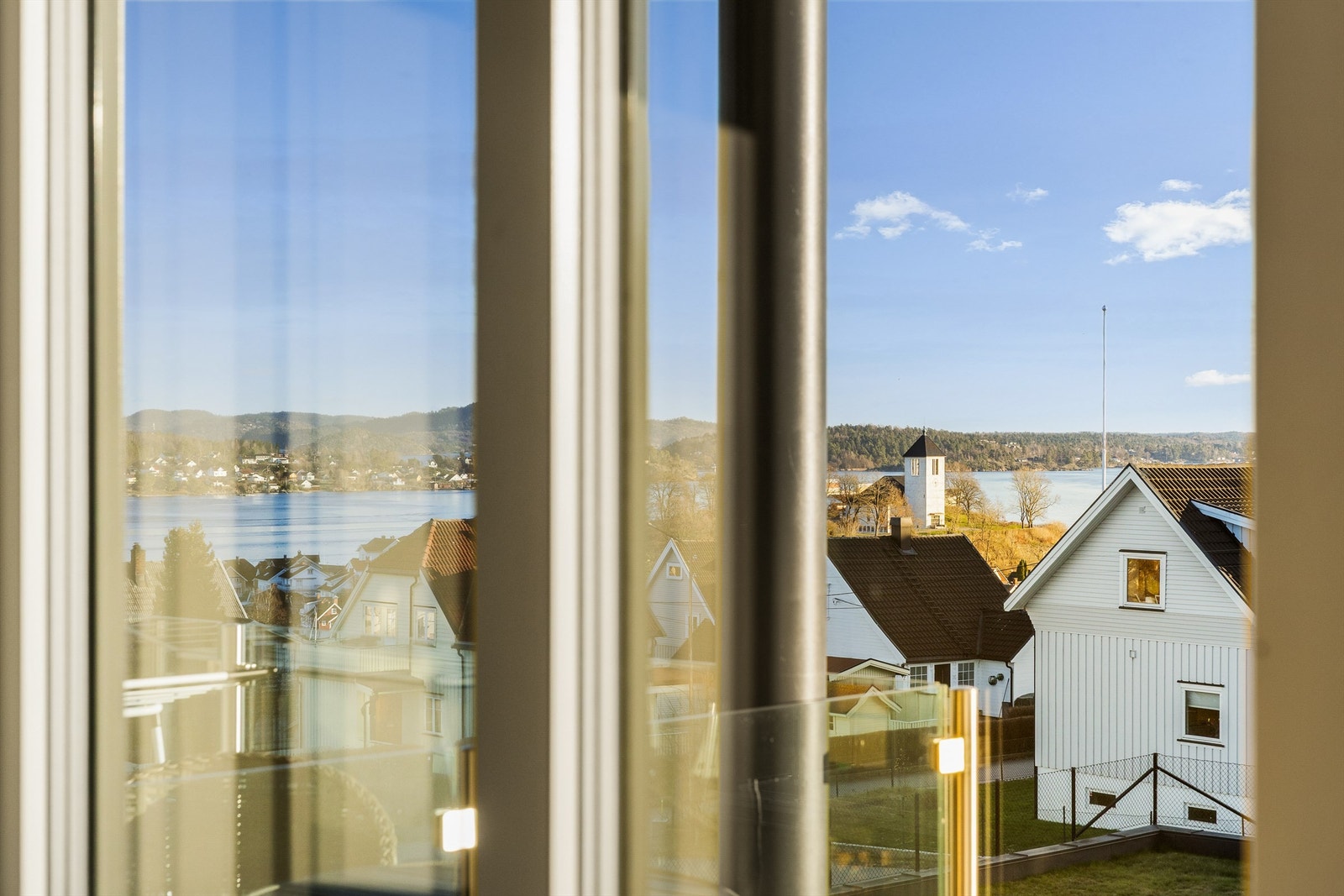 Utsikt fra stua mot bl.a. Brevik kirke på Øya. Galleribilde