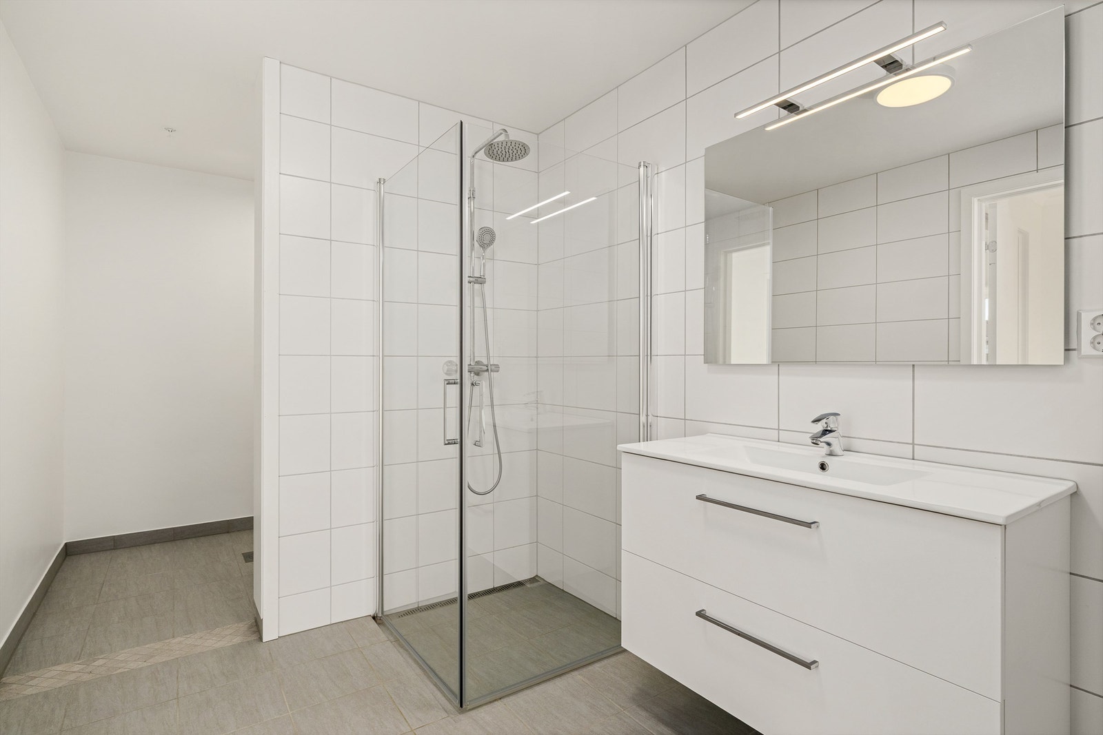 Innenfor badet er det et praktisk vaskerom. Galleribilde