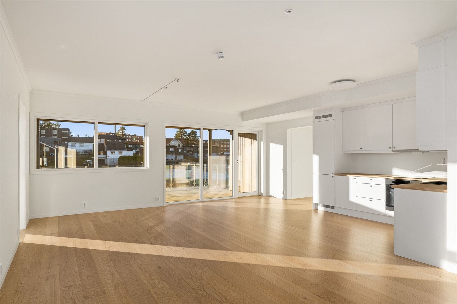 Utgang til 30 kvm balkong fra stua. Galleribilde