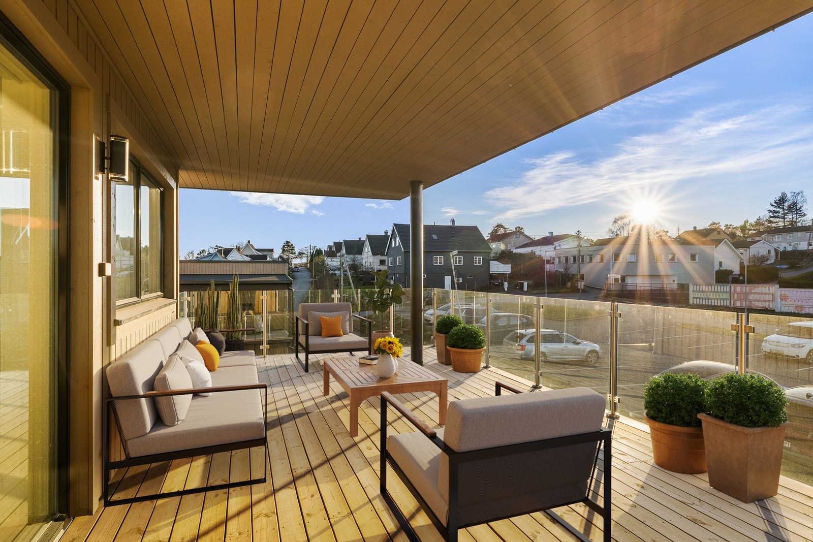 Balkongen er 30 kvm og har plass til flere soner. Her kan du få med deg soloppgang og solnedgang. (Digitalt stylet) Galleribilde