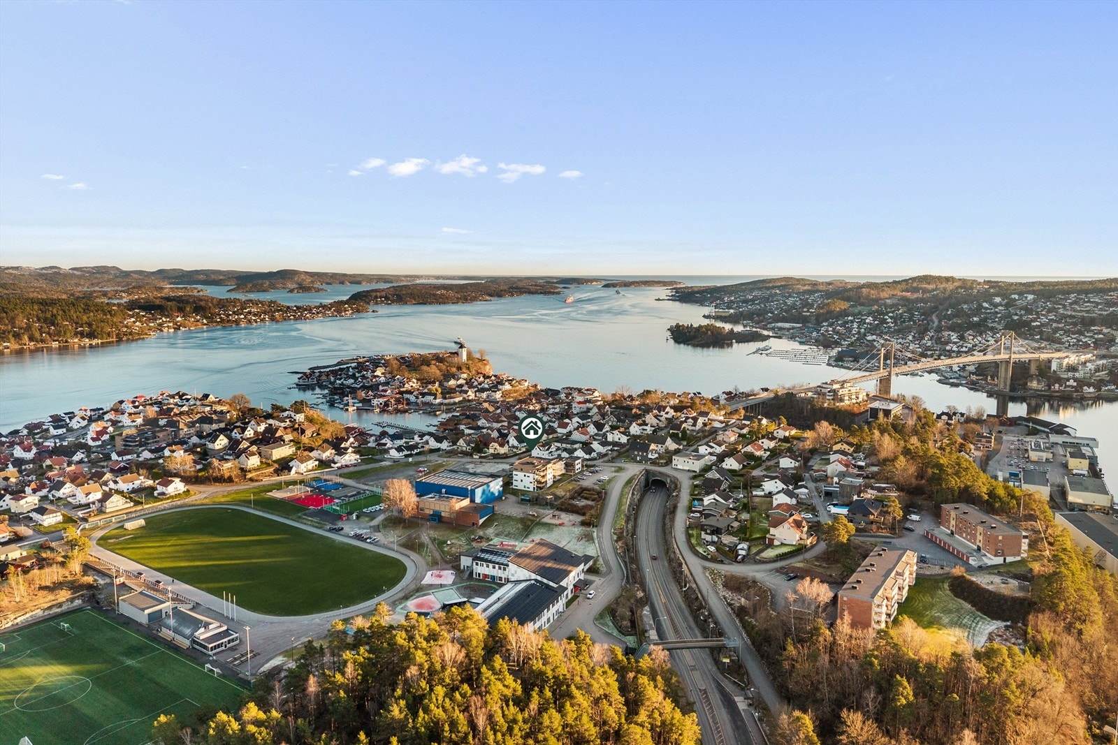 Leiligheten ligger på Åsen ovenfor Brevik sentrum. Det tar ca. 5-10 minutter å gå ned til sentrum, hvor det bl.a. er dagligvarebutikk, restauranter, frisører og gallerier. Brevik er en typisk sommerby med smale gater, brygger og badeplass ytterst på Øya. Galleribilde