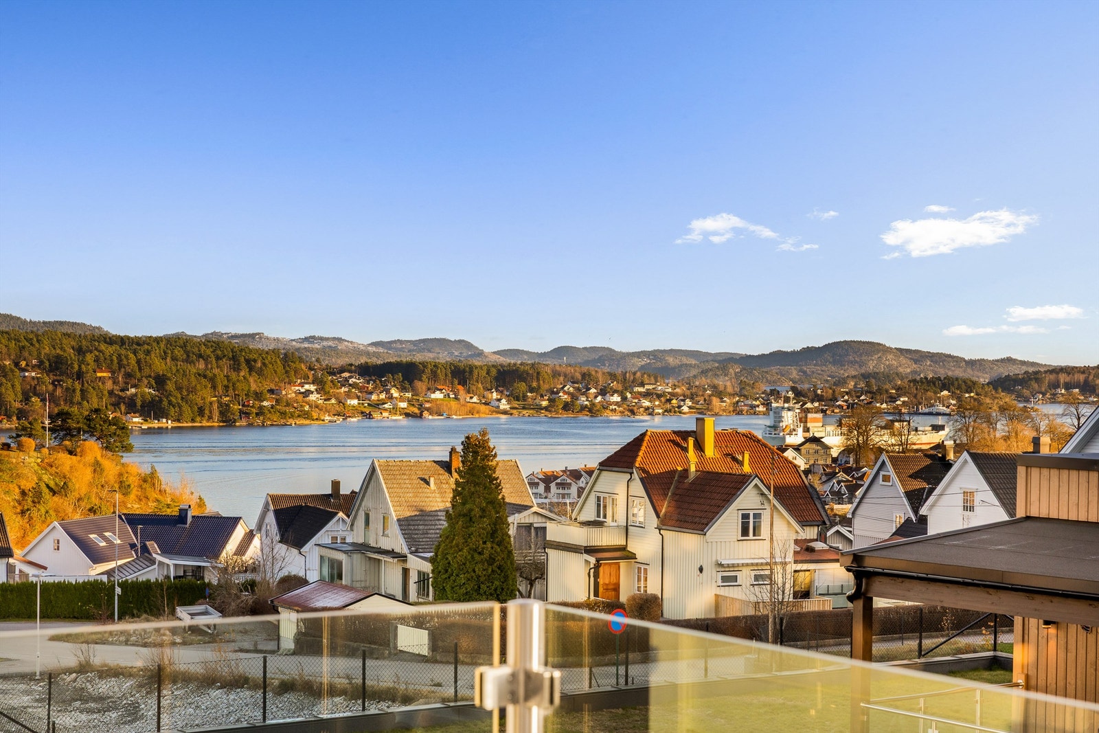Fra leiligheten i 3. etasje har man nydelig utsikt til Brevik og fjorden. Galleribilde