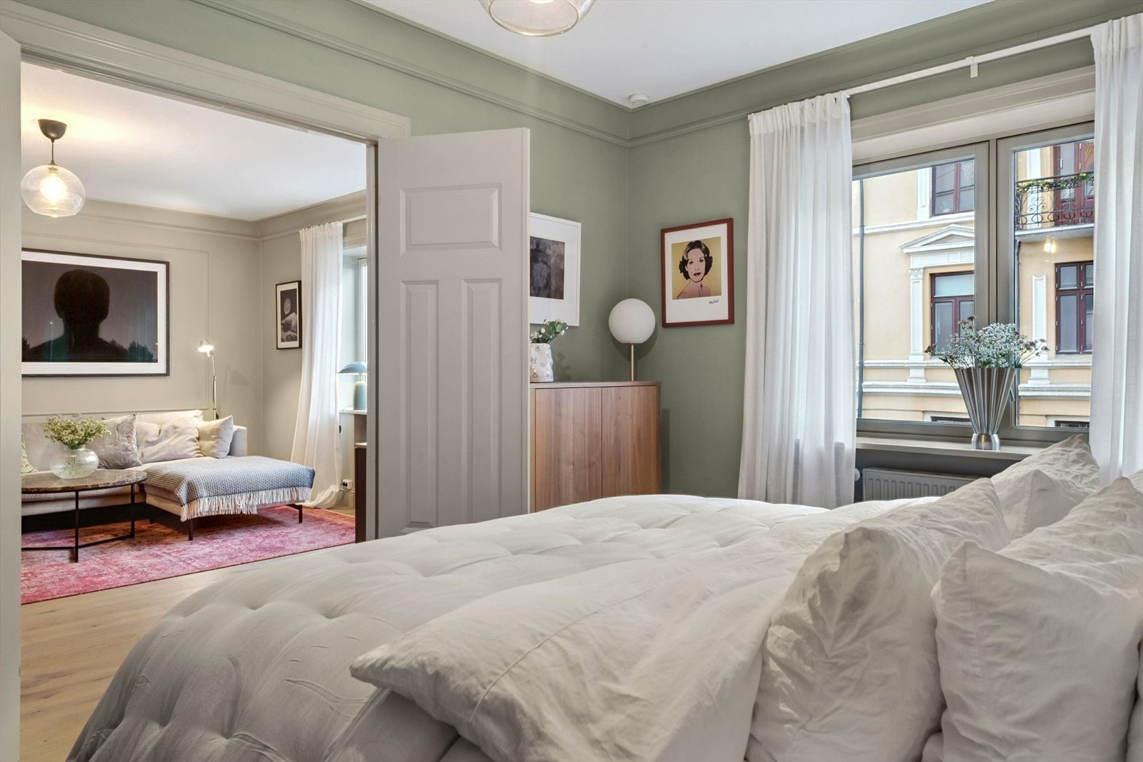 Inn til stuen er det en dobbel fløydør med profilerte fronter. Galleribilde