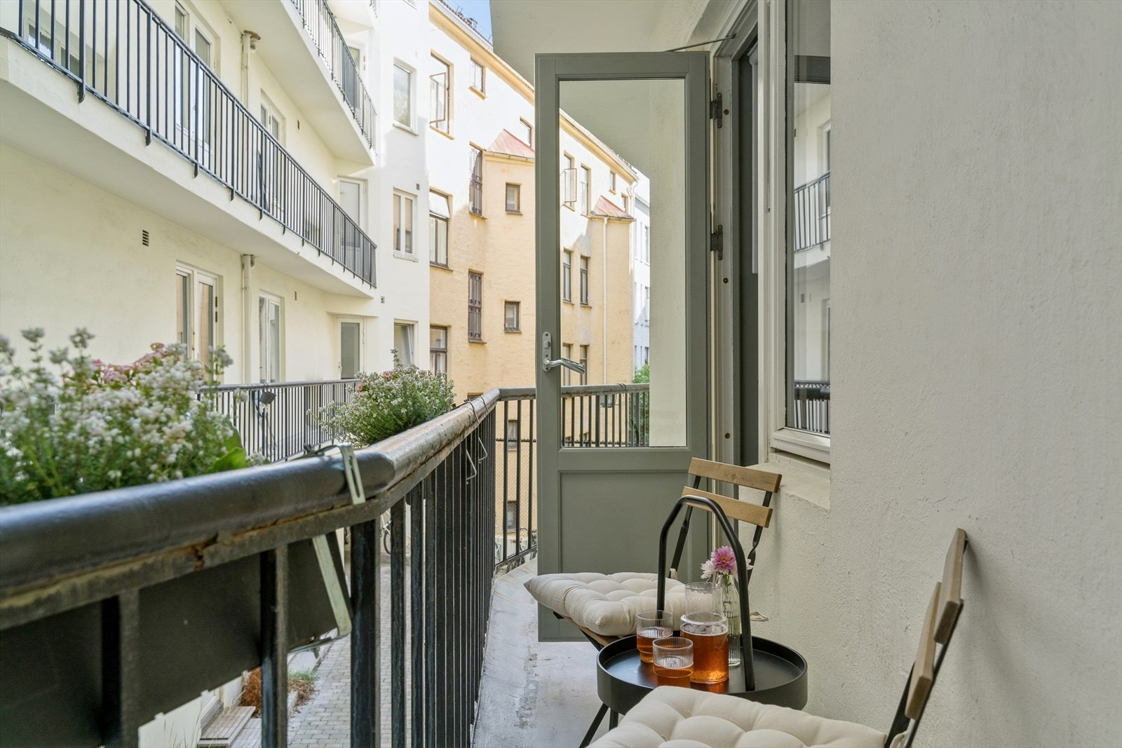 Fra det minste soverommet er det utgang til en felles brannbalkong med overbygg. (Sommerbilde) Galleribilde