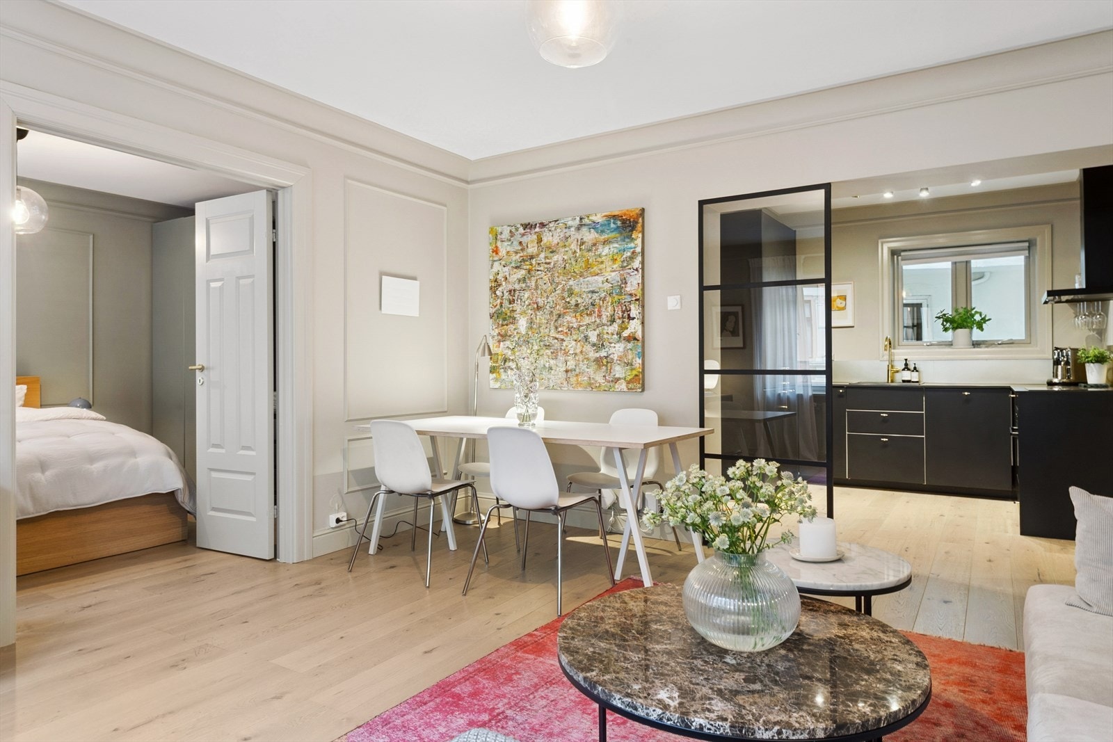 Det er delvis åpent mellom stuen og kjøkkenet, noe som gir en sosial sone med fint gjennomlys og god romfølelse. Galleribilde