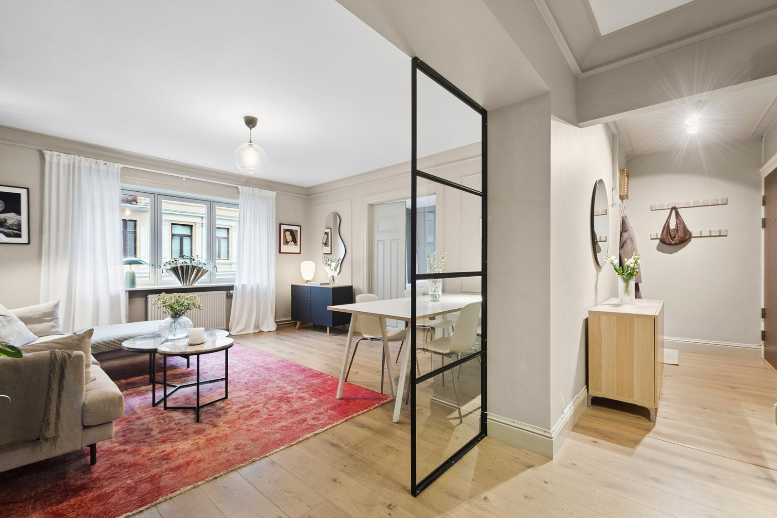 Det flotte gulvet gir en flytende overgang mellom rommene, samtidig som det bidrar en til den luftige romfølelsen. Galleribilde