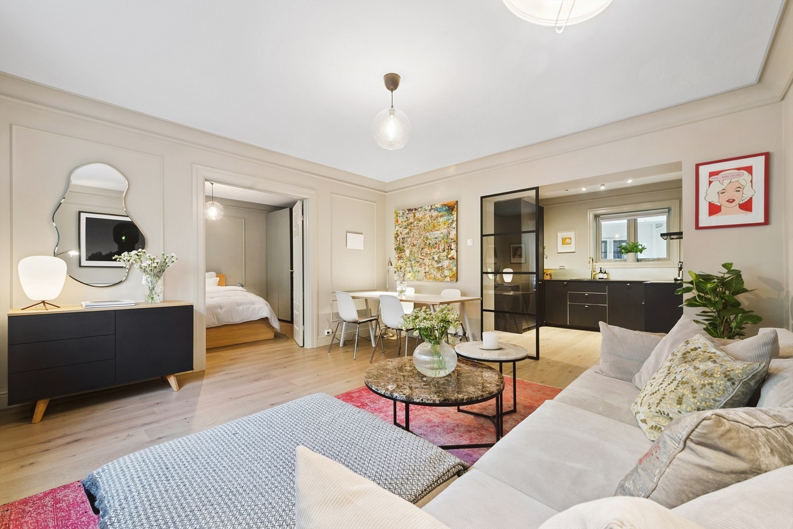 Utformingen gjør stuen enkel å møblere med spisebord i tillegg til en stor sofagruppe. Galleribilde